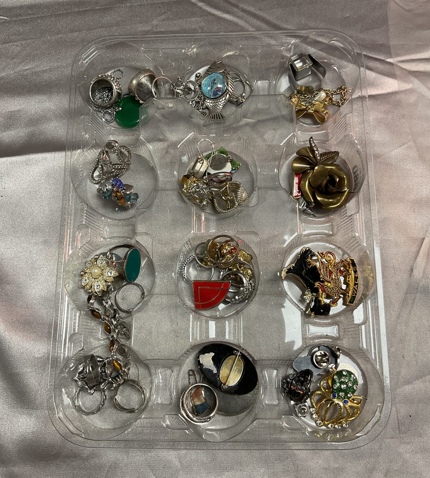 Tray of assorted costume jewellery