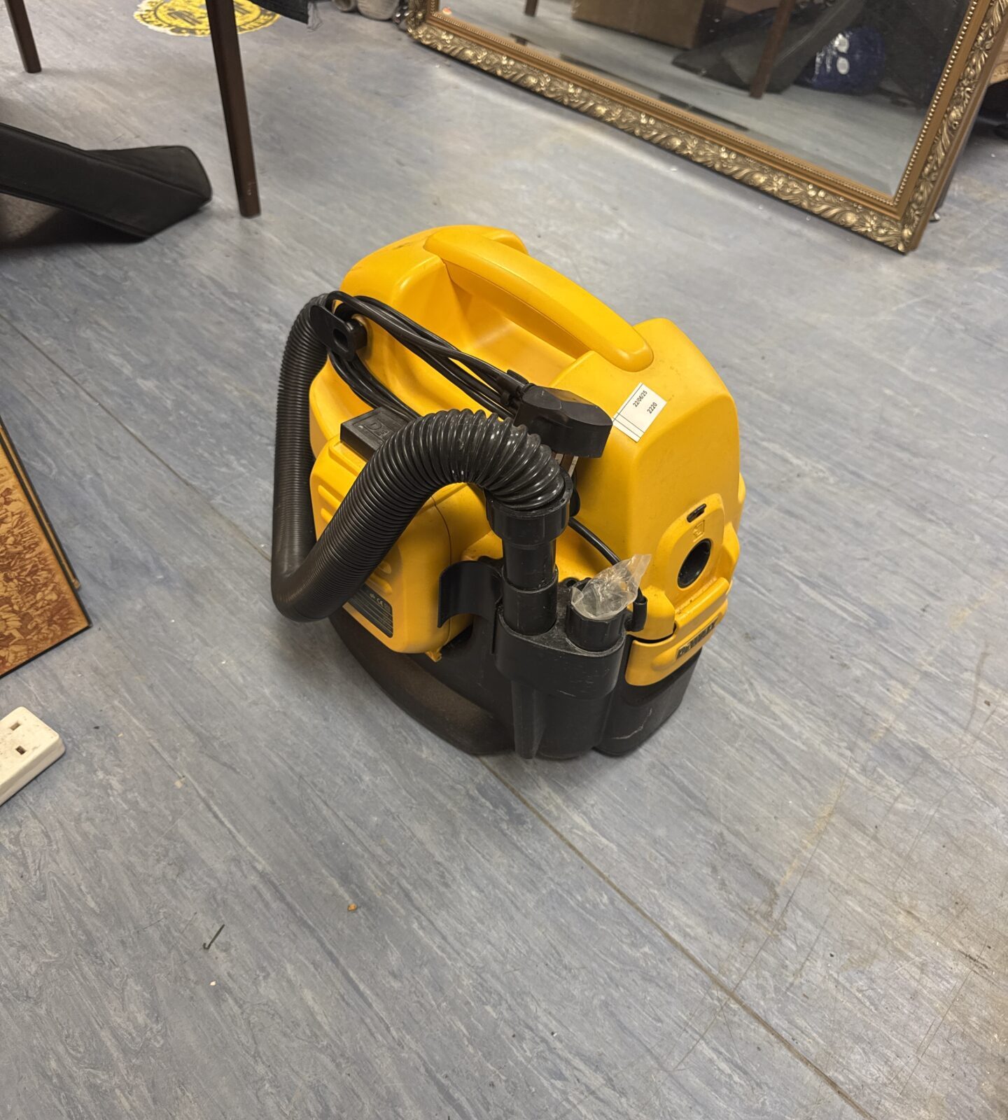 Dewalt dc500 wet/dry vac - spares/repairs, powers on but no suction