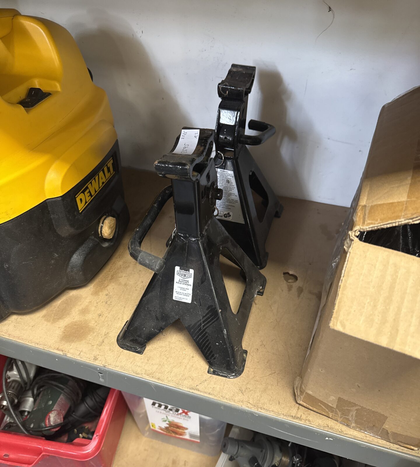 Pair of Halfords advanced 2 ton ratchet axle stands