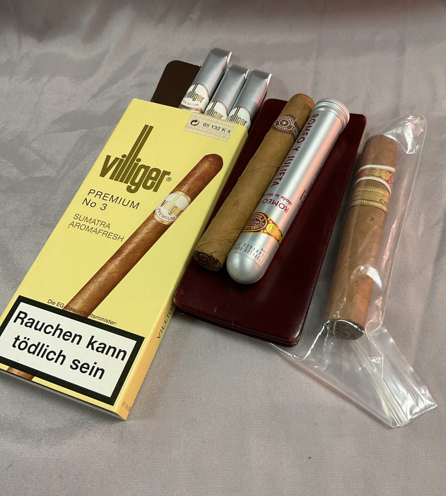 Five  cigars case and tortoise shell vesta case