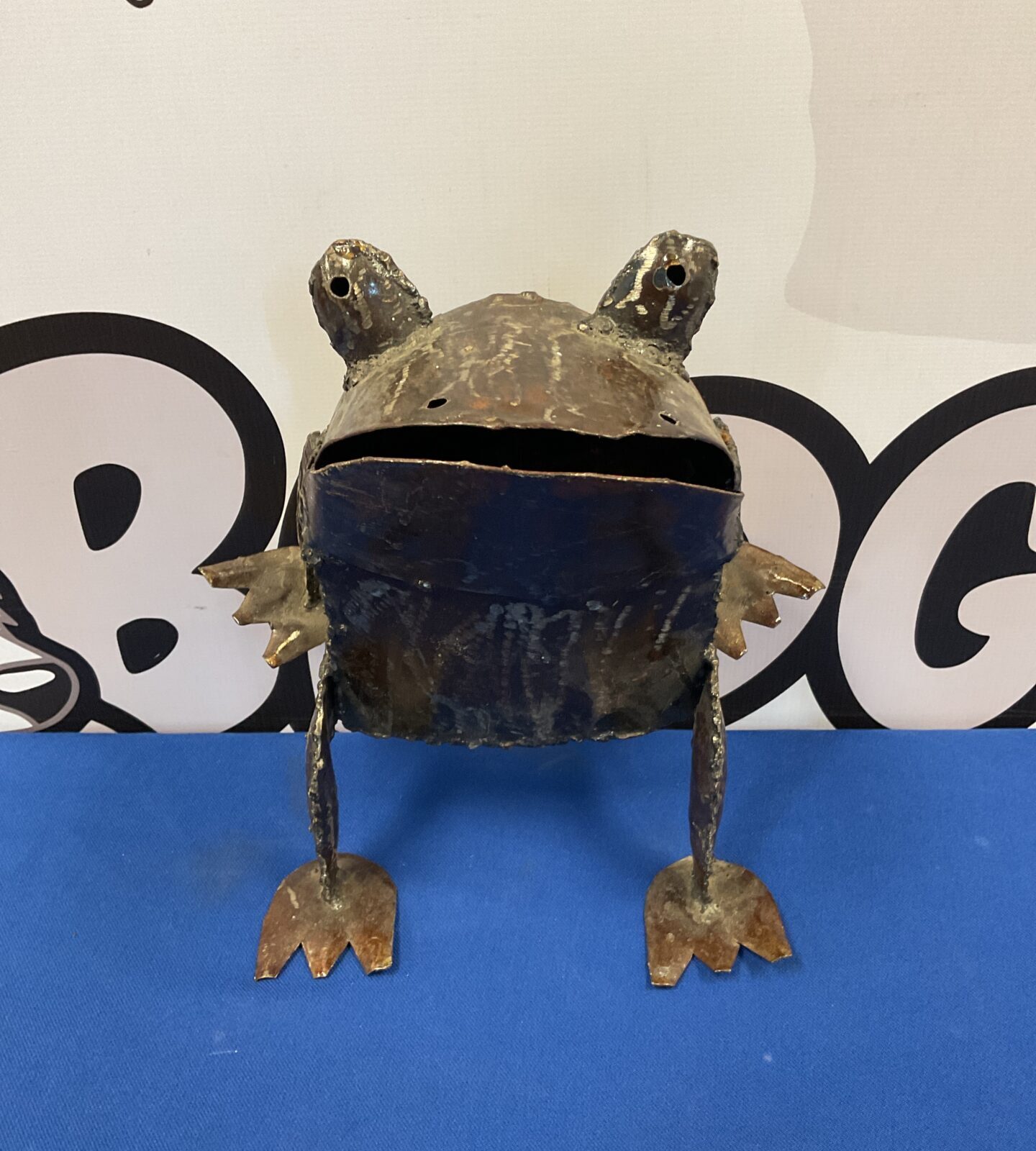 Metal art frog ornament