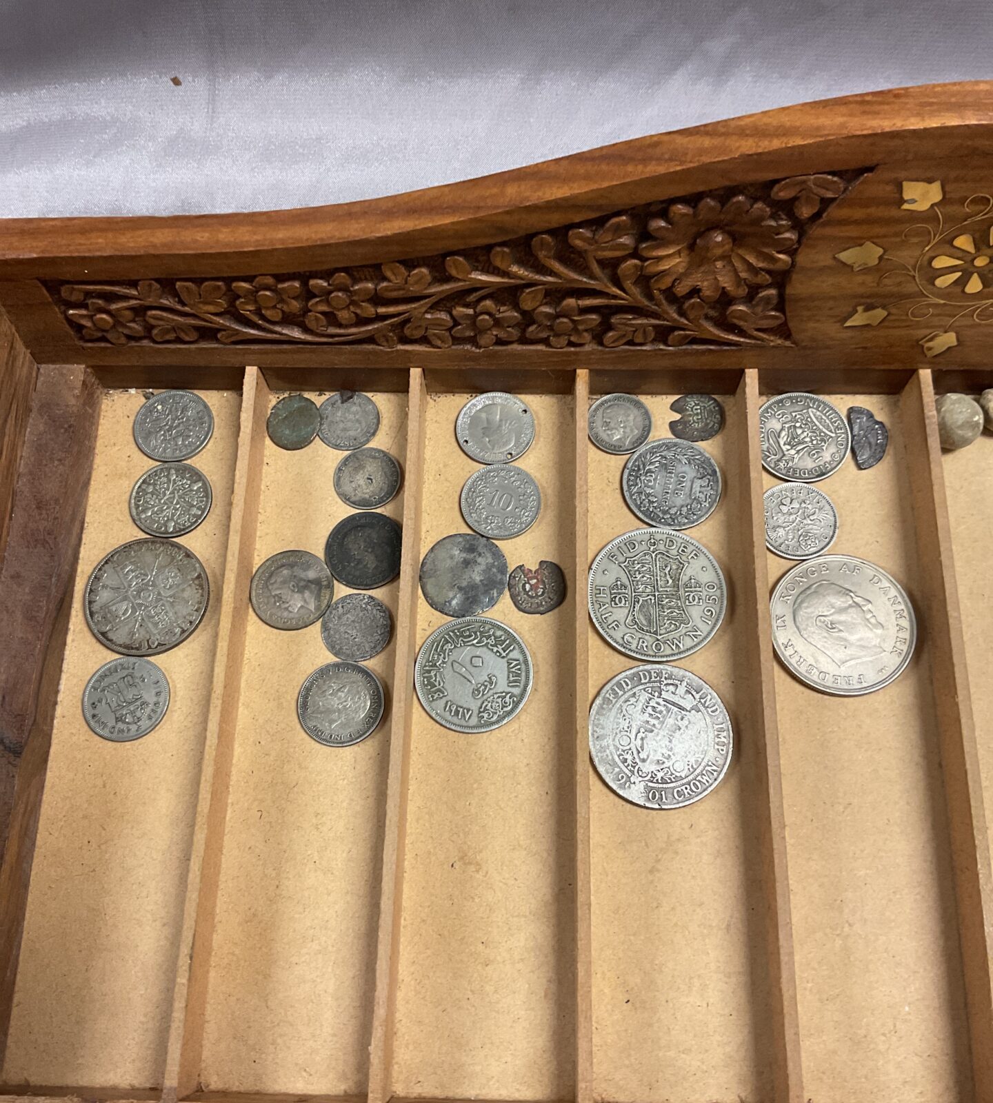 Wood pen tray with assorted coins - Image 2