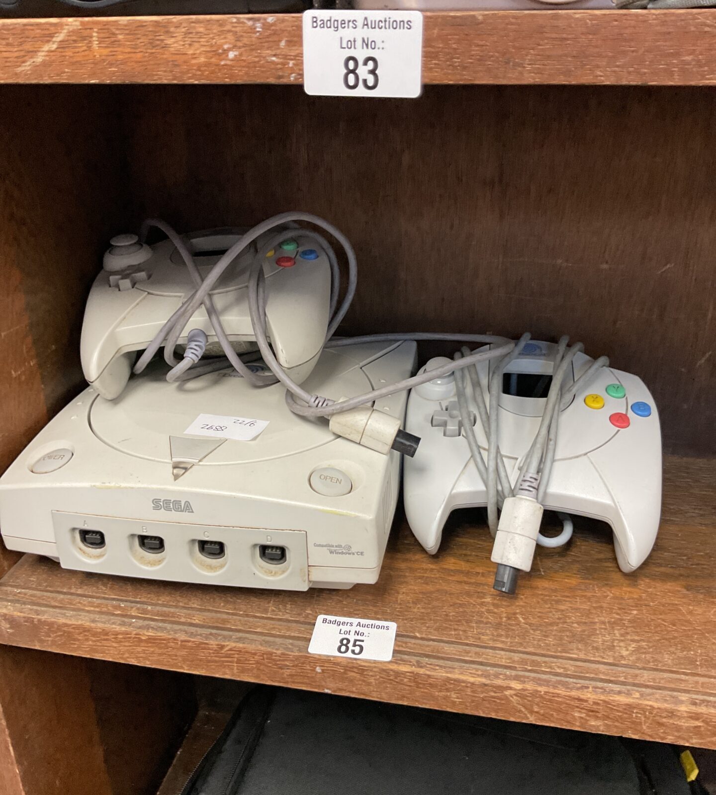 Sega dreamcast console & 2 controllers