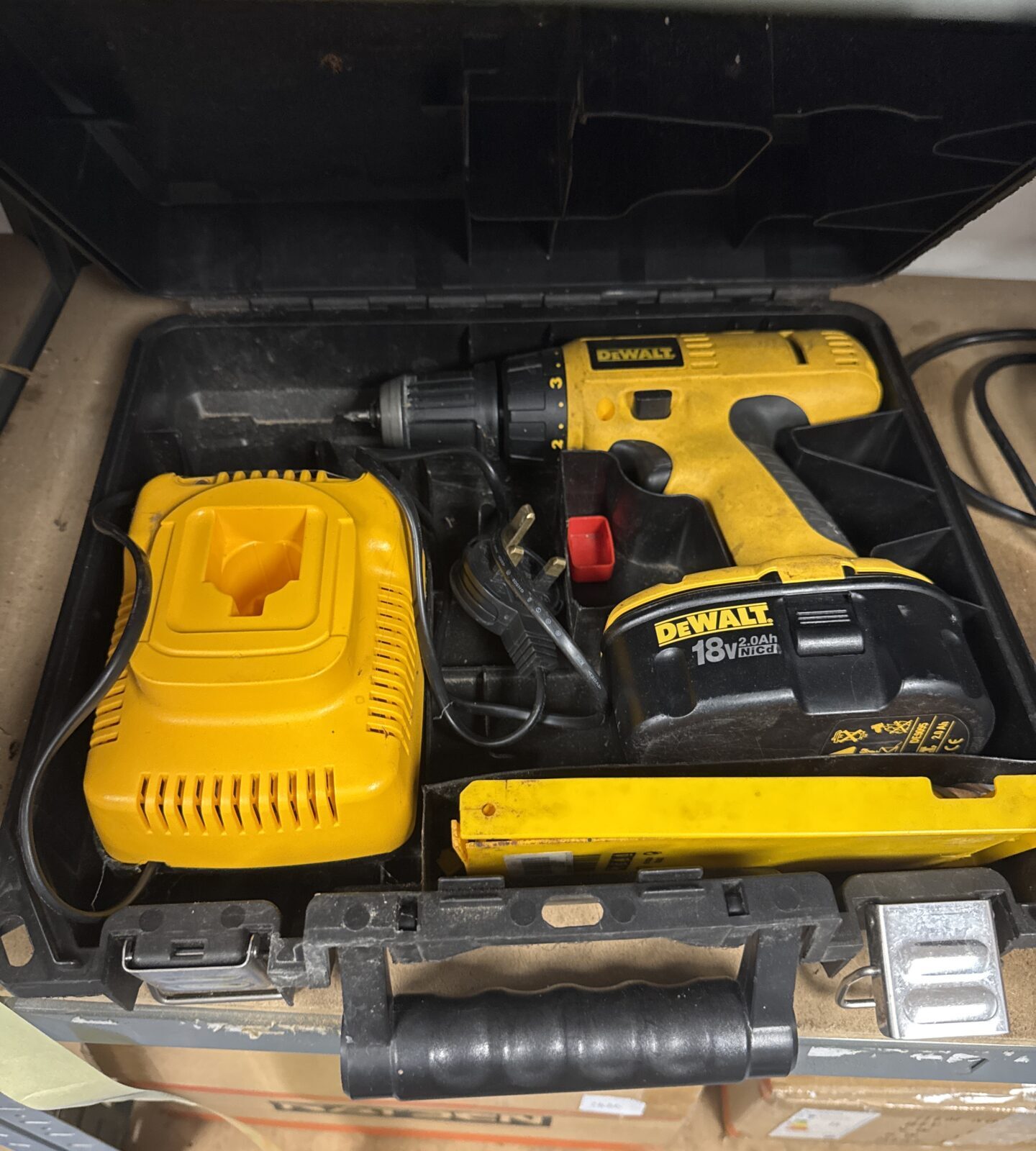 Dewalt dw997 cordless drill with charger & battery - powers on