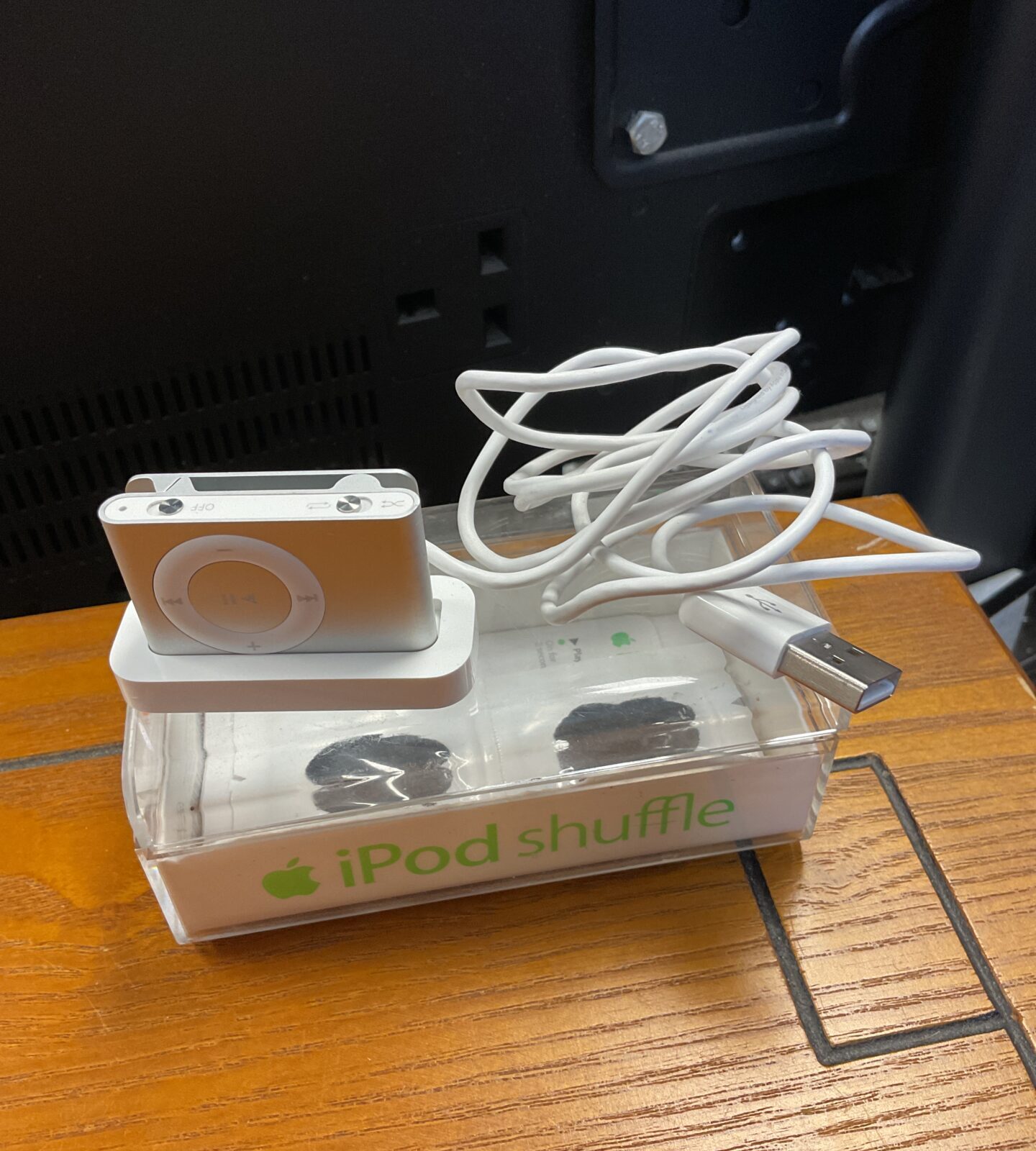 Apple ipod shuffle with dock