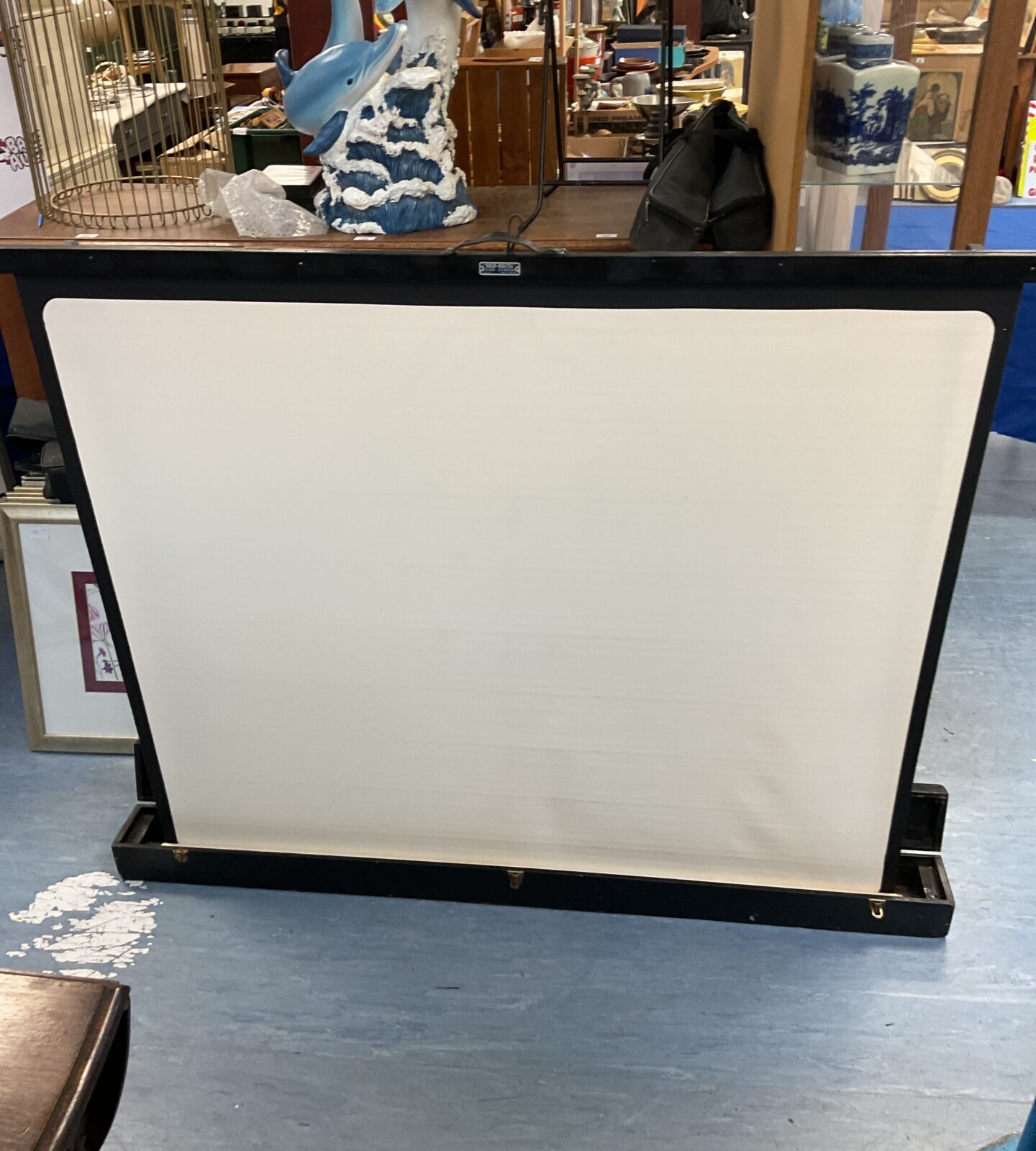 Self recta projector screen in wooden case