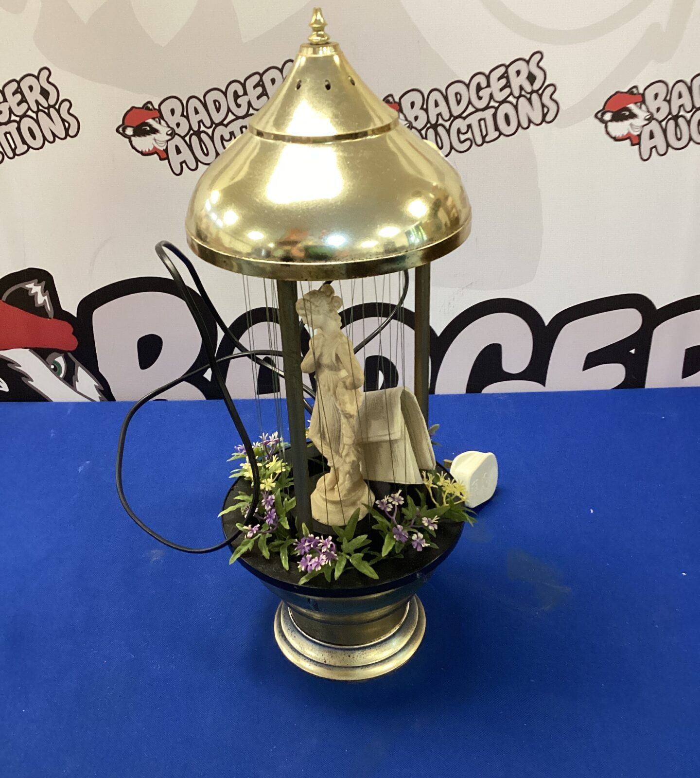 Lady sculpture oil lamp