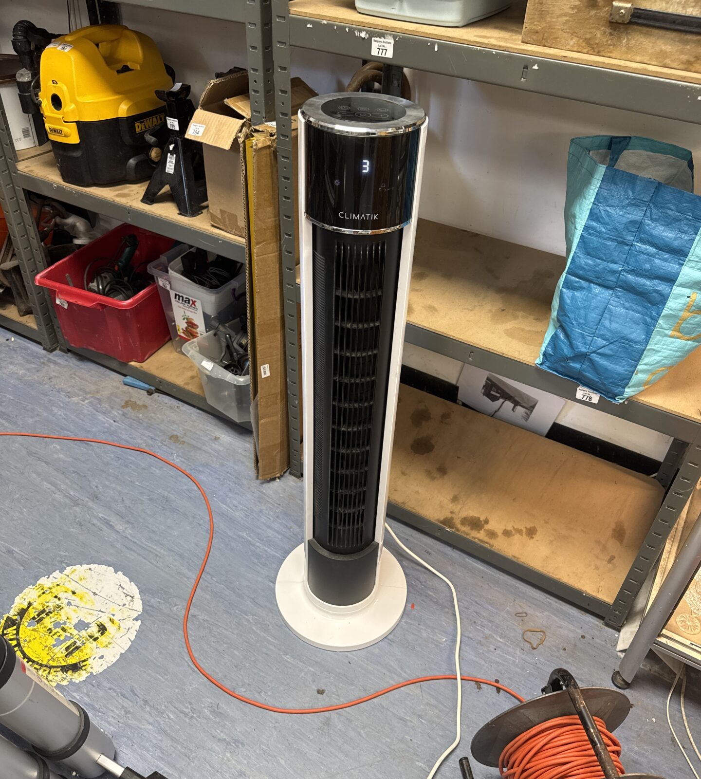 Large climatik oscillating tower fan - working