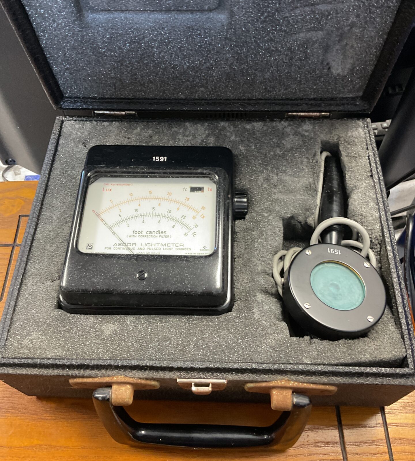 Vintage ascor light meter in case