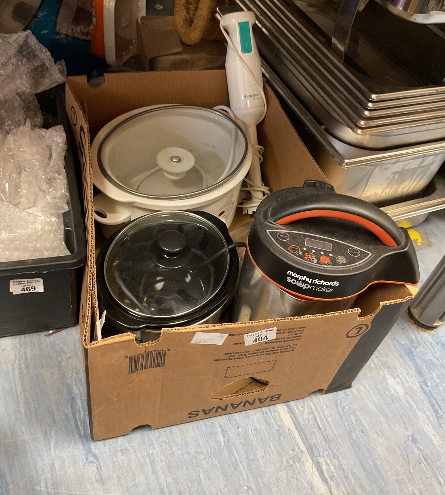 Box of mixed kitchenware inc Morphy Richards soup maker and slow cooker