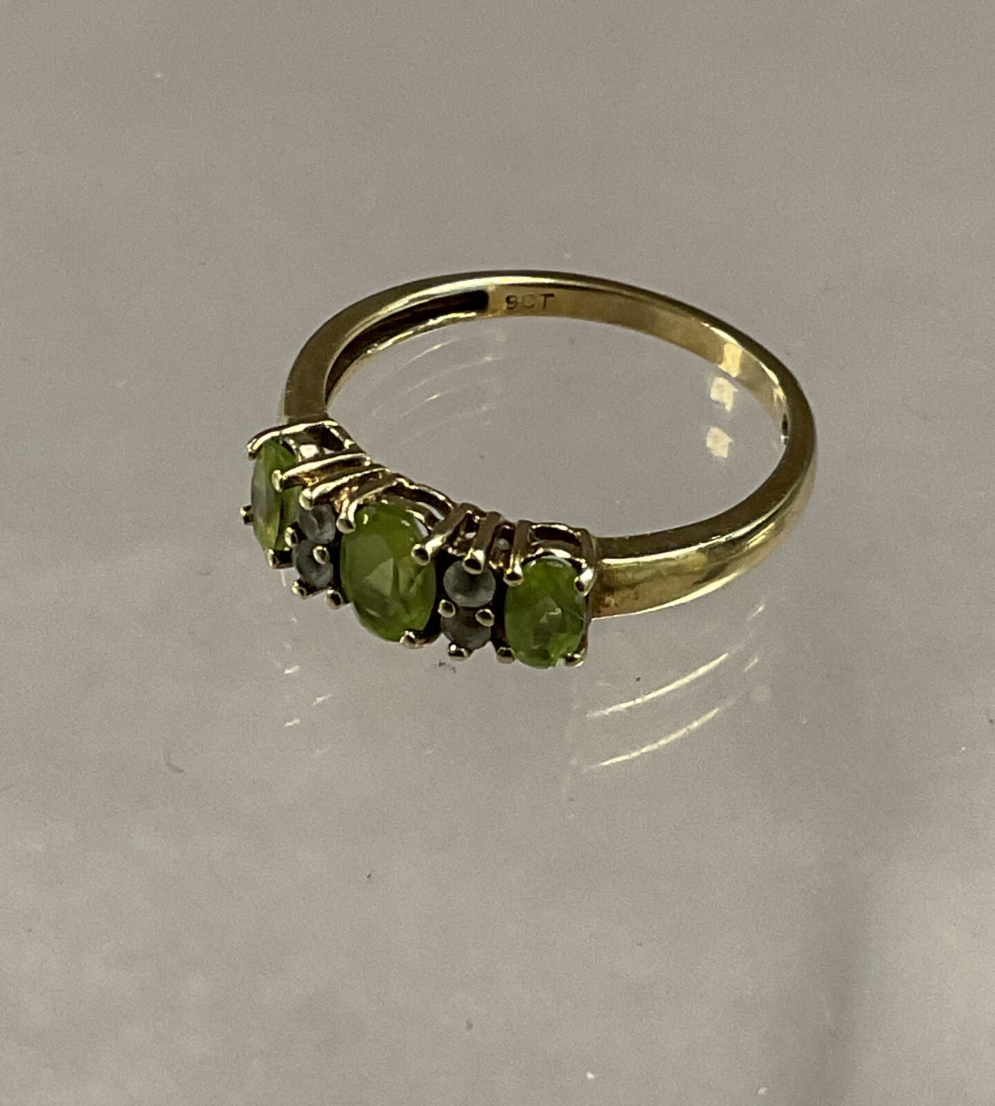 9ct yellow gold peridot and topaz ring size P 2.0g gross
