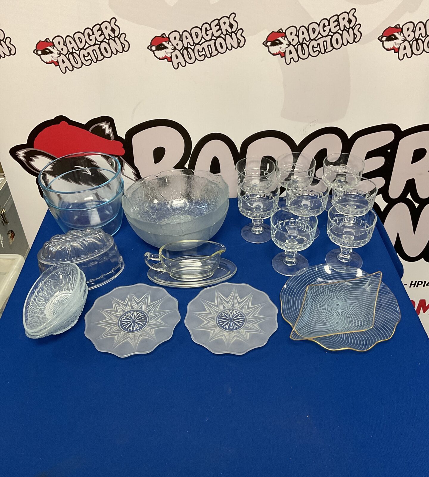 Box of mixed glassware including pyrex & leaf pattern bowls