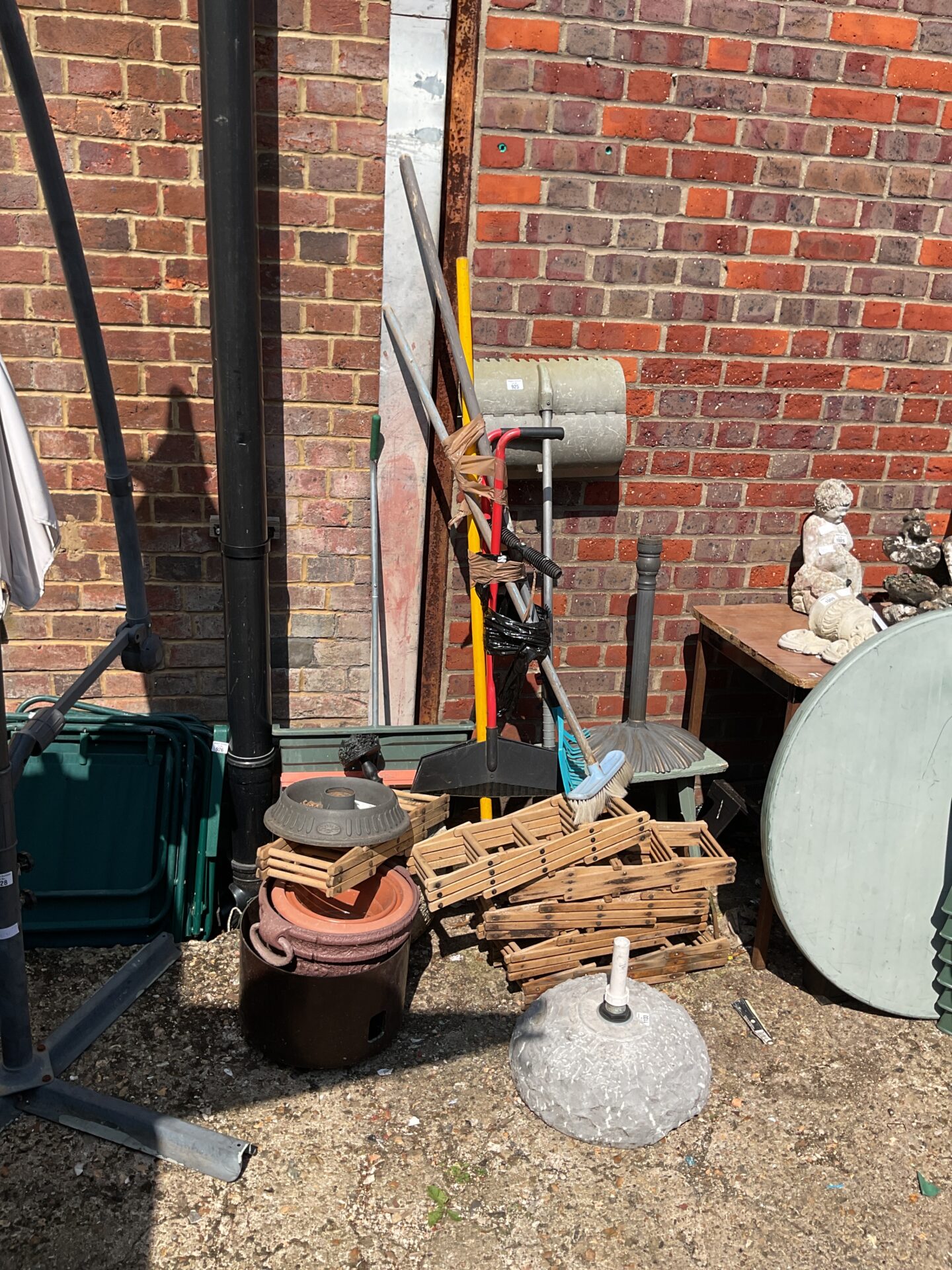Large joblot of mixed garden items inc gardentools, racks and pots
