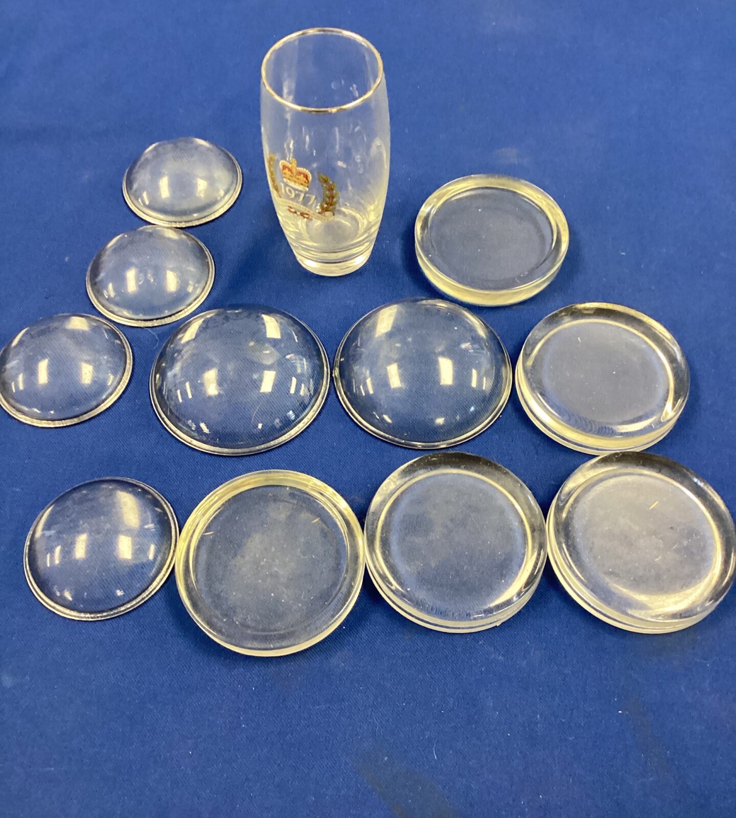 Box of magnifying glasses, five glass coasters & commemorative glass