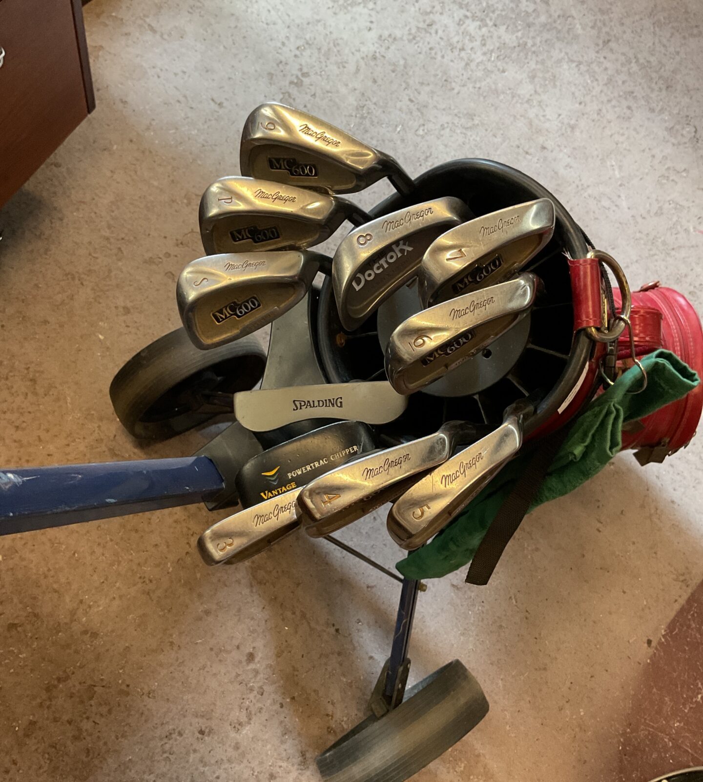 Macqueen golf bag with clubs and trolley - Image 2