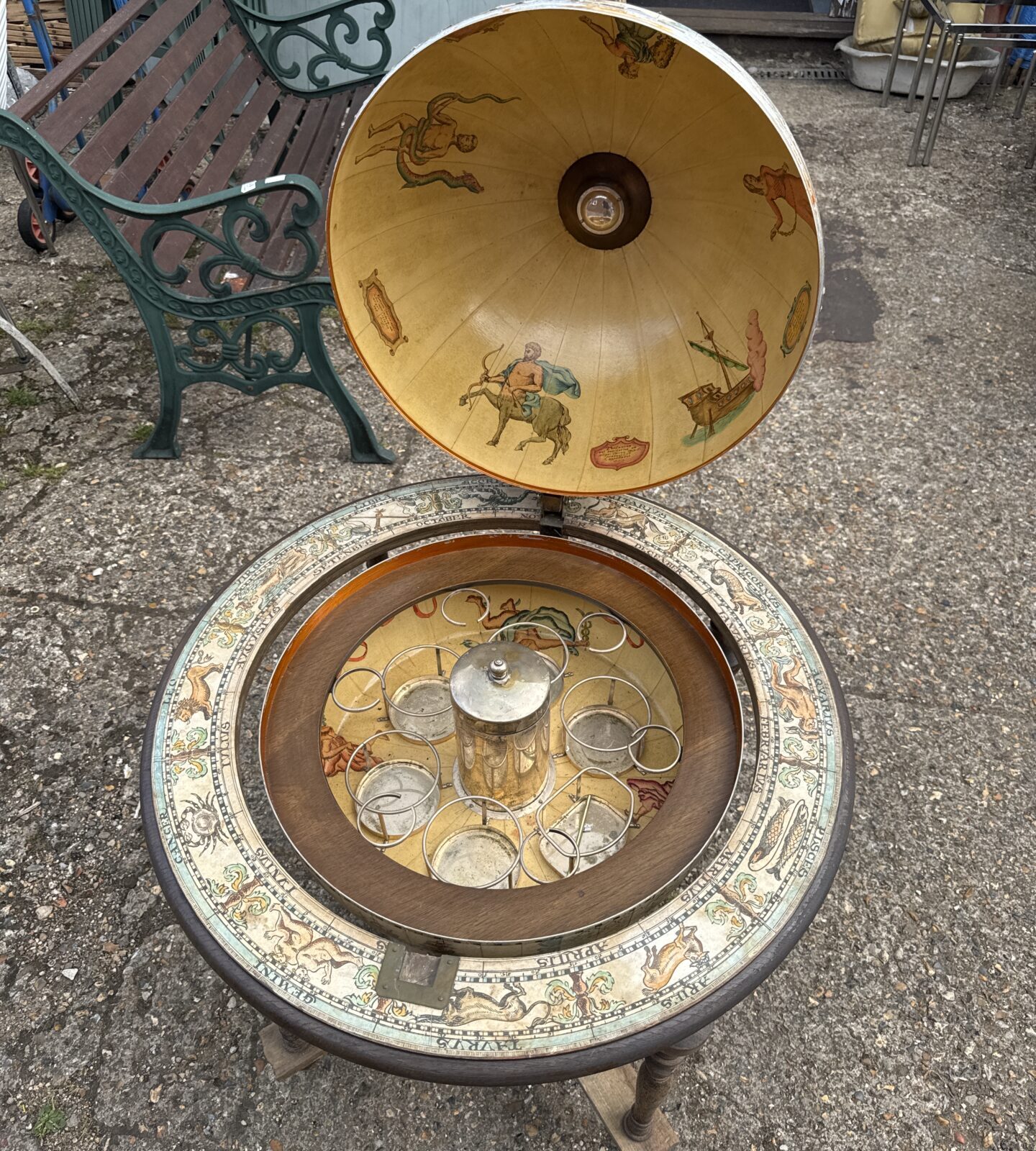Vintage globe drinks cabinet - Image 2