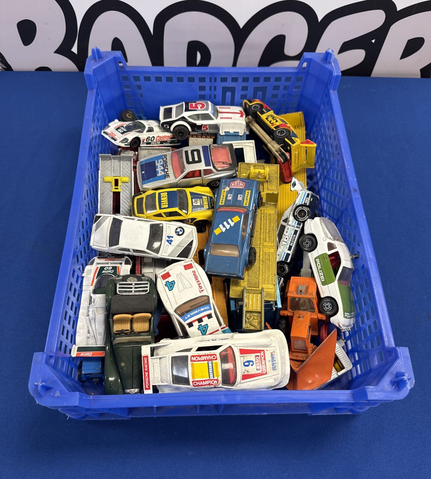 Tray of assorted die cast cars inc corgi & others