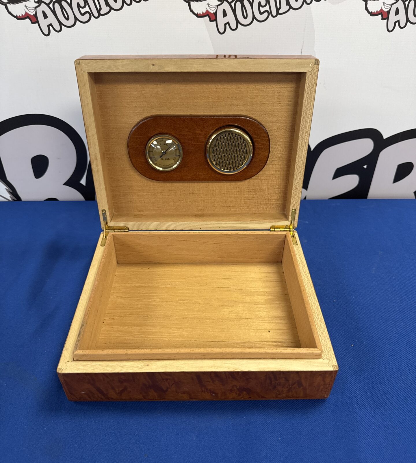 Walnut effect marquetry cigar humidor box - Image 2
