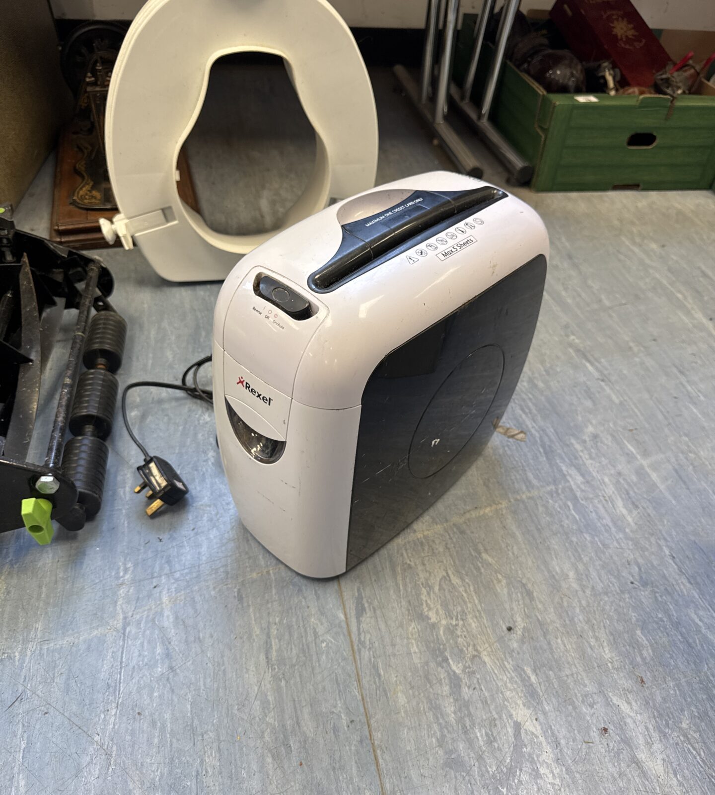 Rexel compact 5 sheet paper shredder - working