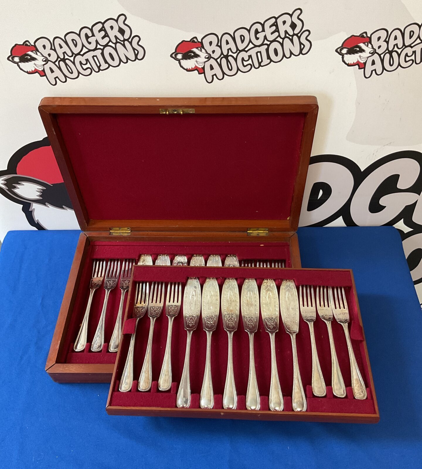 Walker & hall silver plate fish knife & fork set