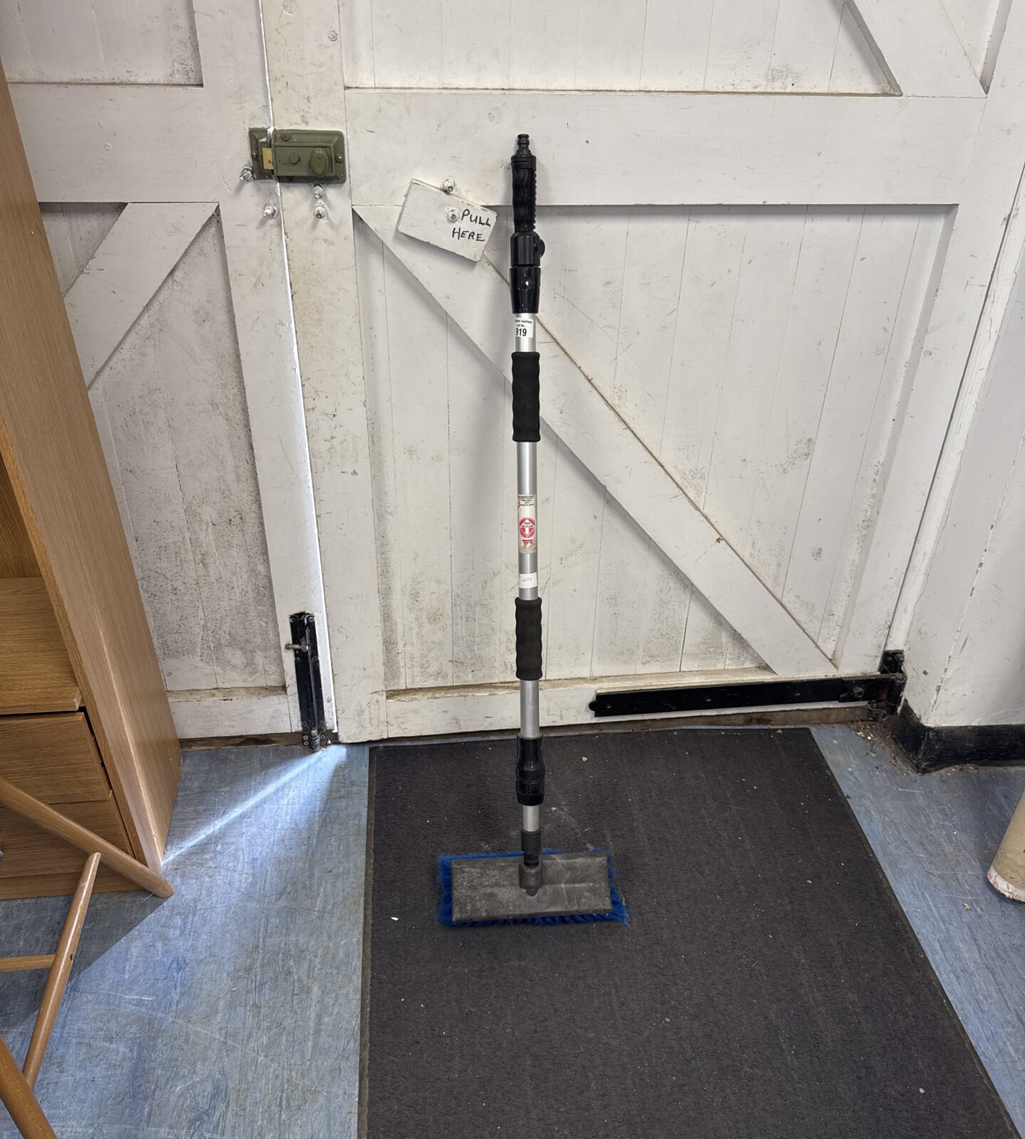 Telescopic van cleaning brush with hosepipe attachment