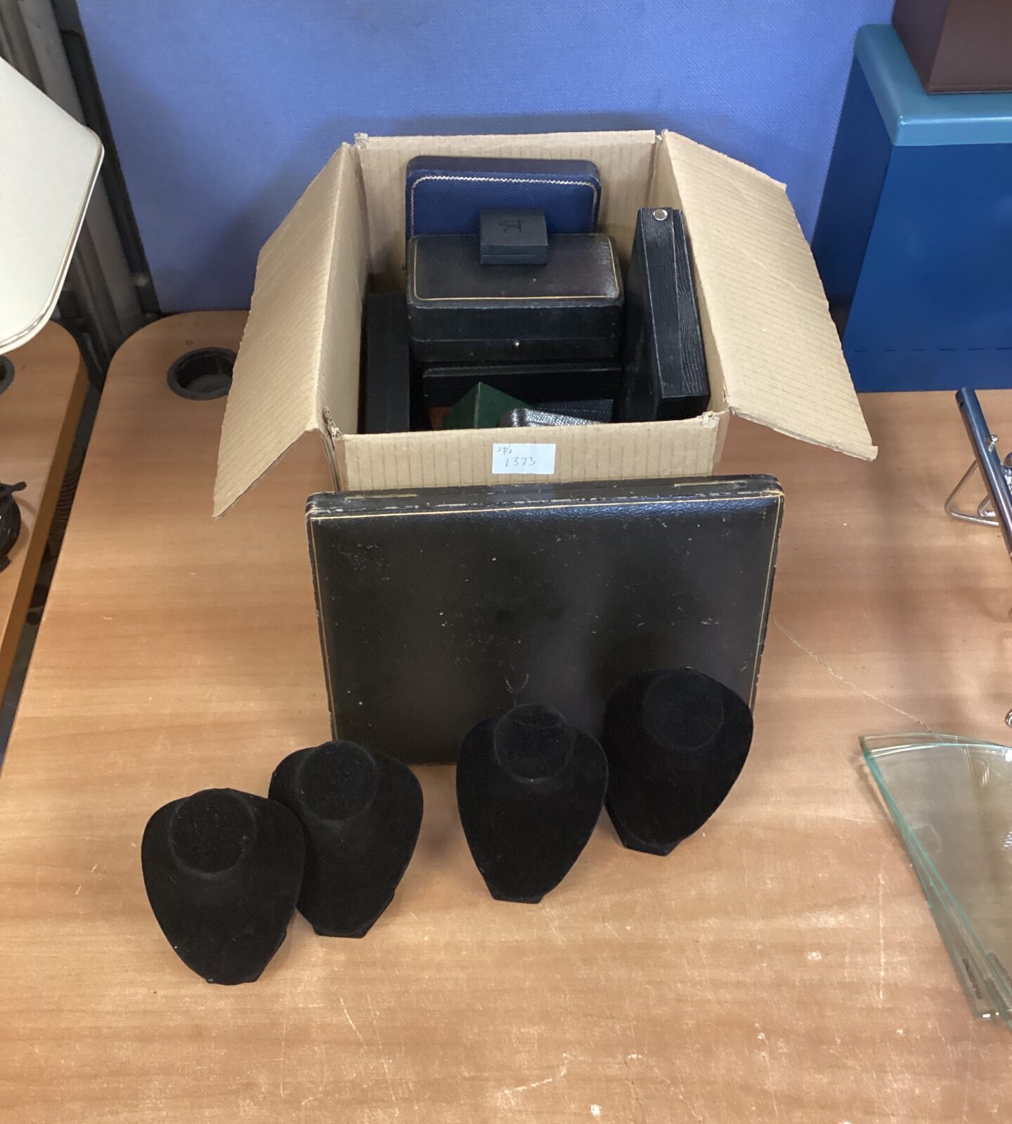 Box of jewellery boxes & necklace stands