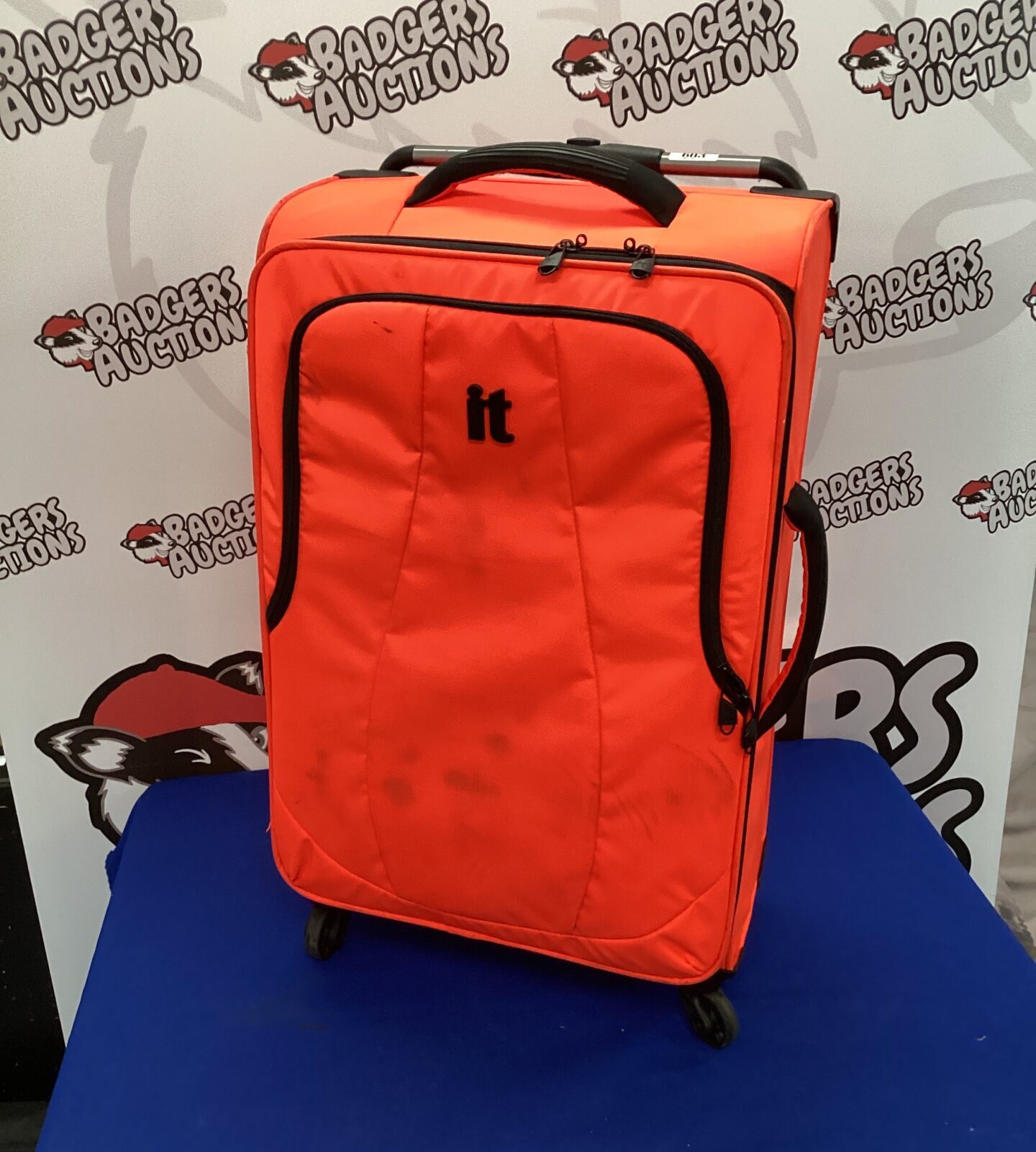 It suitcase with wheels & extending handles