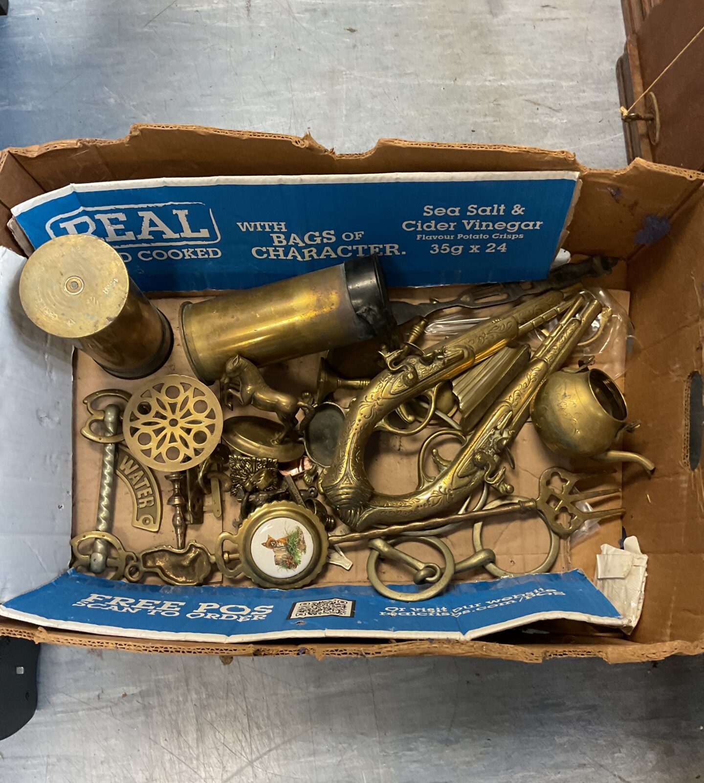Tray of mixed brassware including brass wall flint lock pistols