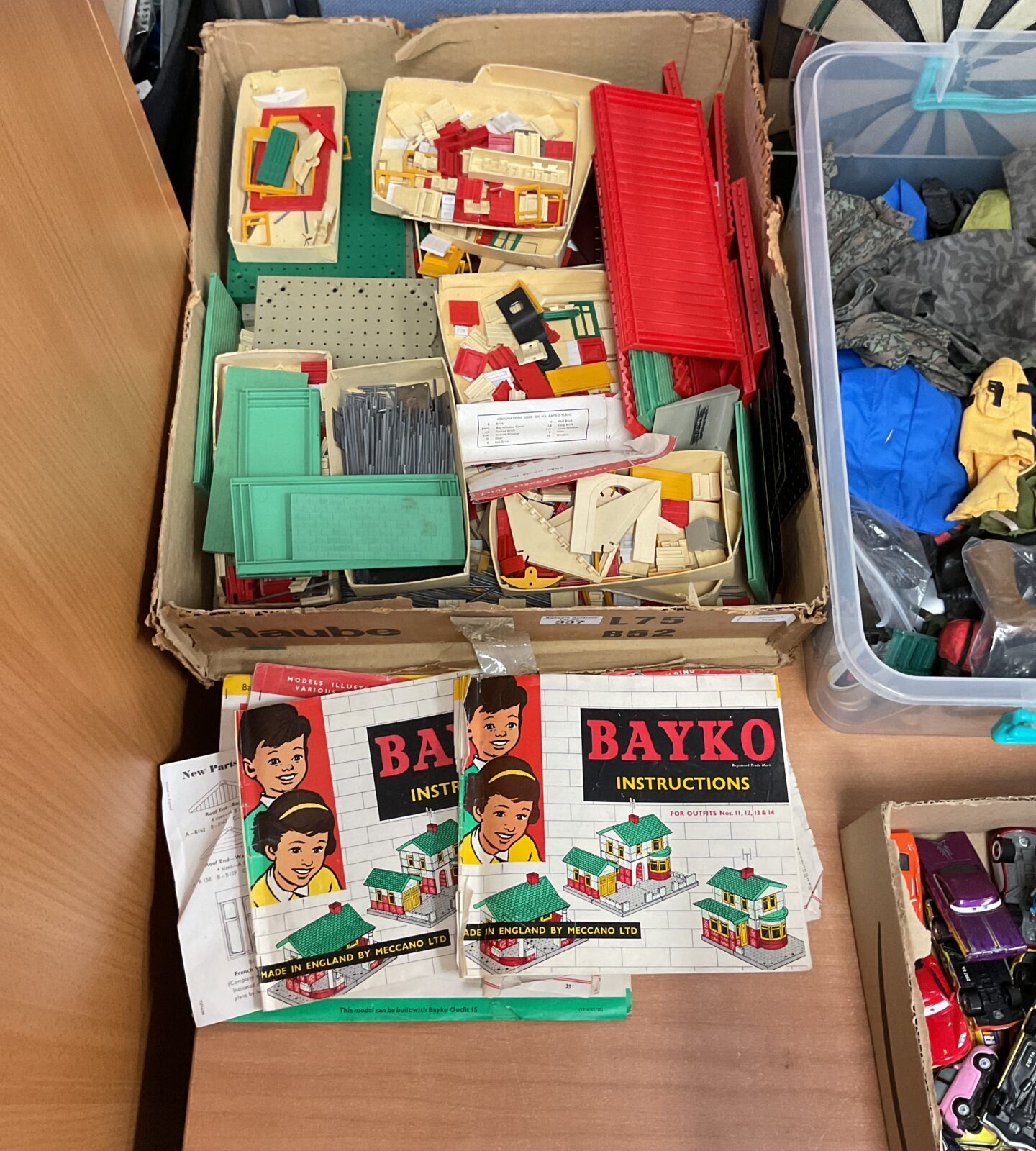 Box of vintage bayko building parts and accessories