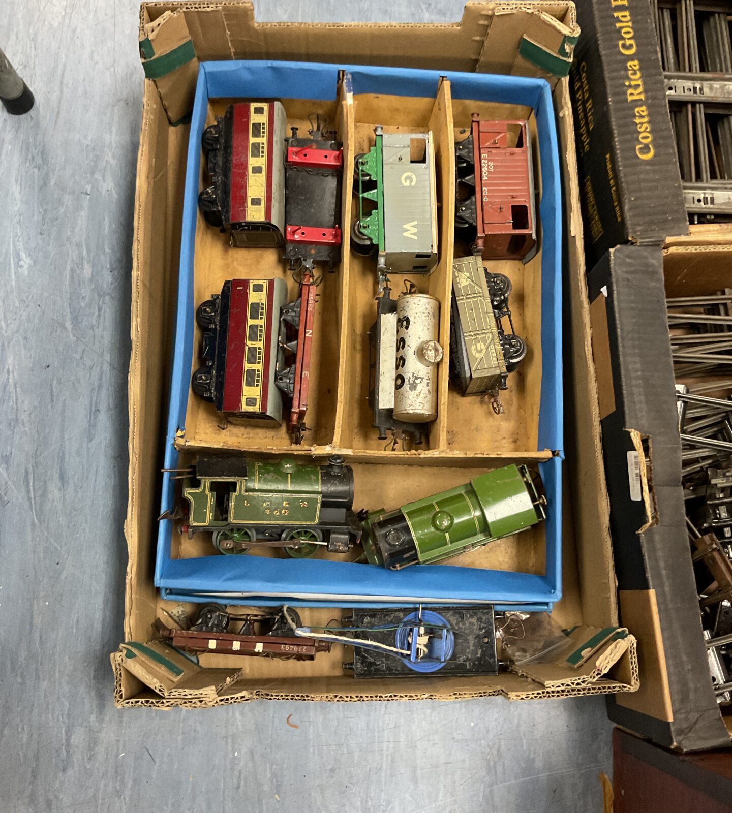collection of six boxes of Vintage O gauge train sets with trains and rolling stock. - Image 3