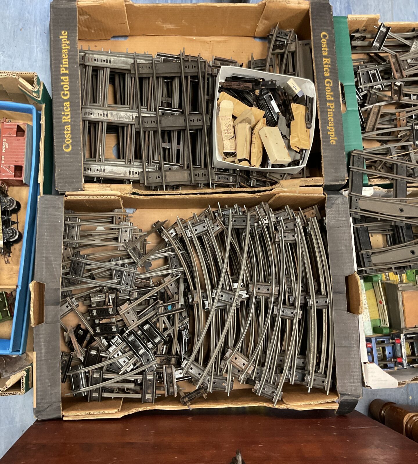 collection of six boxes of Vintage O gauge train sets with trains and rolling stock. - Image 4