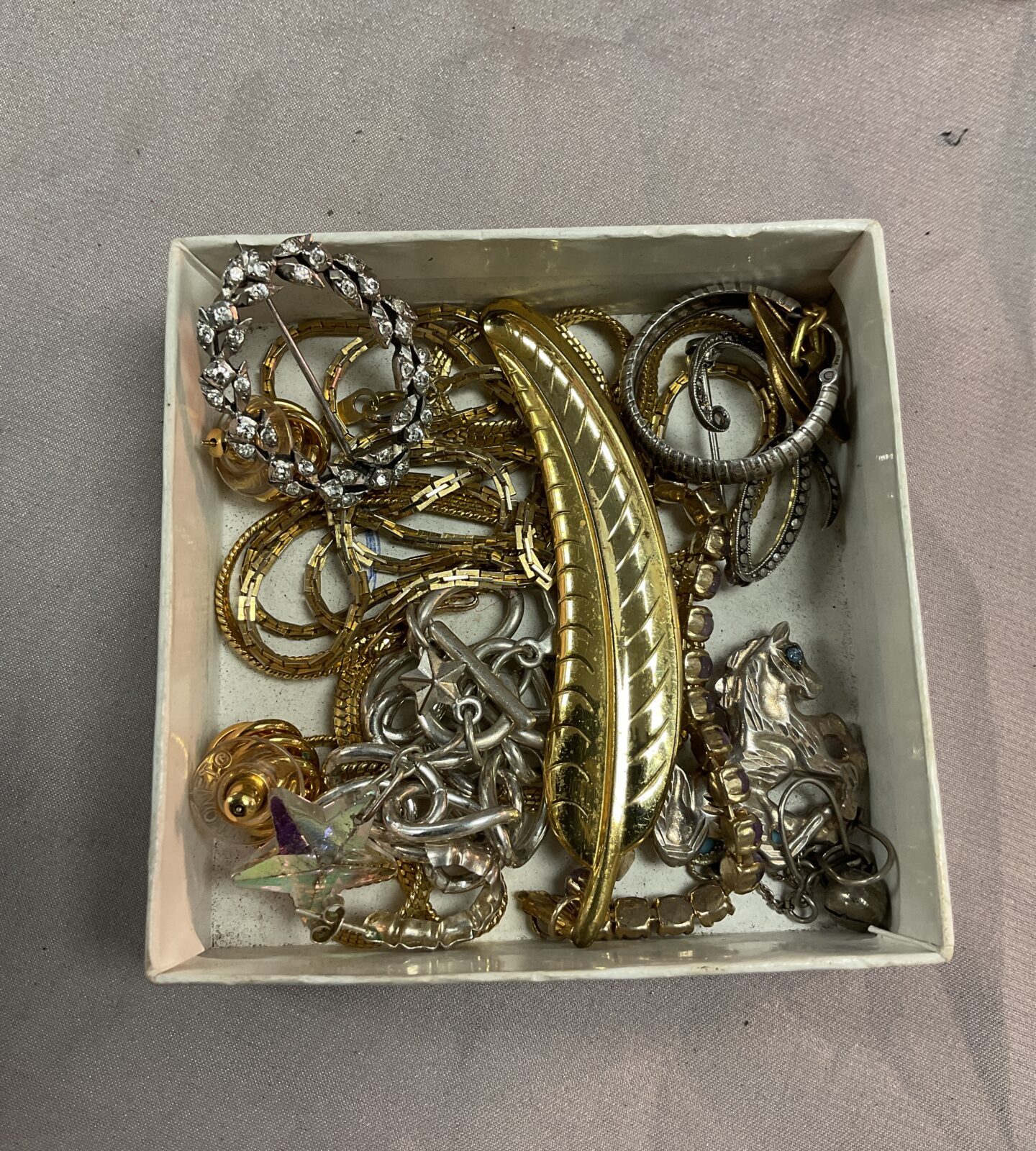 box yellow and white metal jewellery