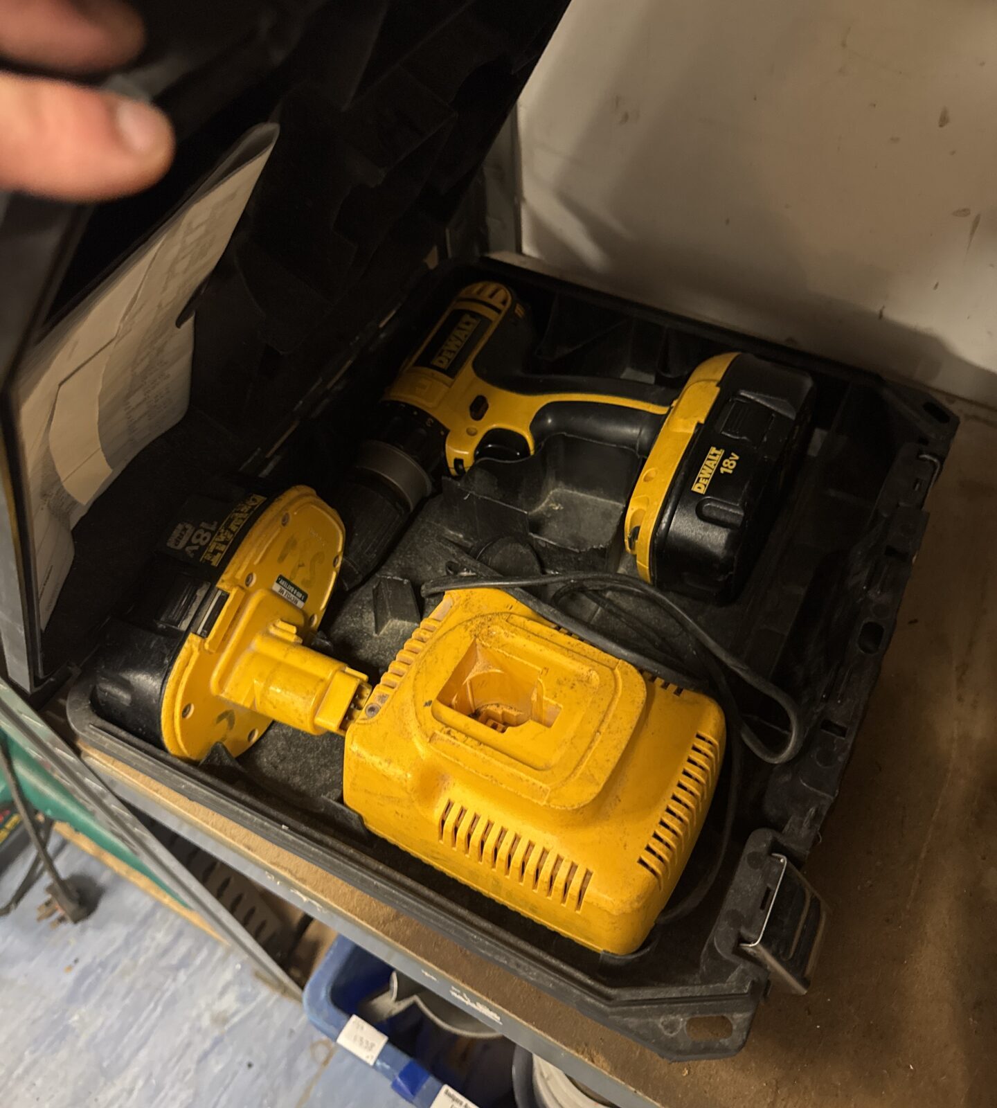 Dewalt cordless drill with charger & battery - untested