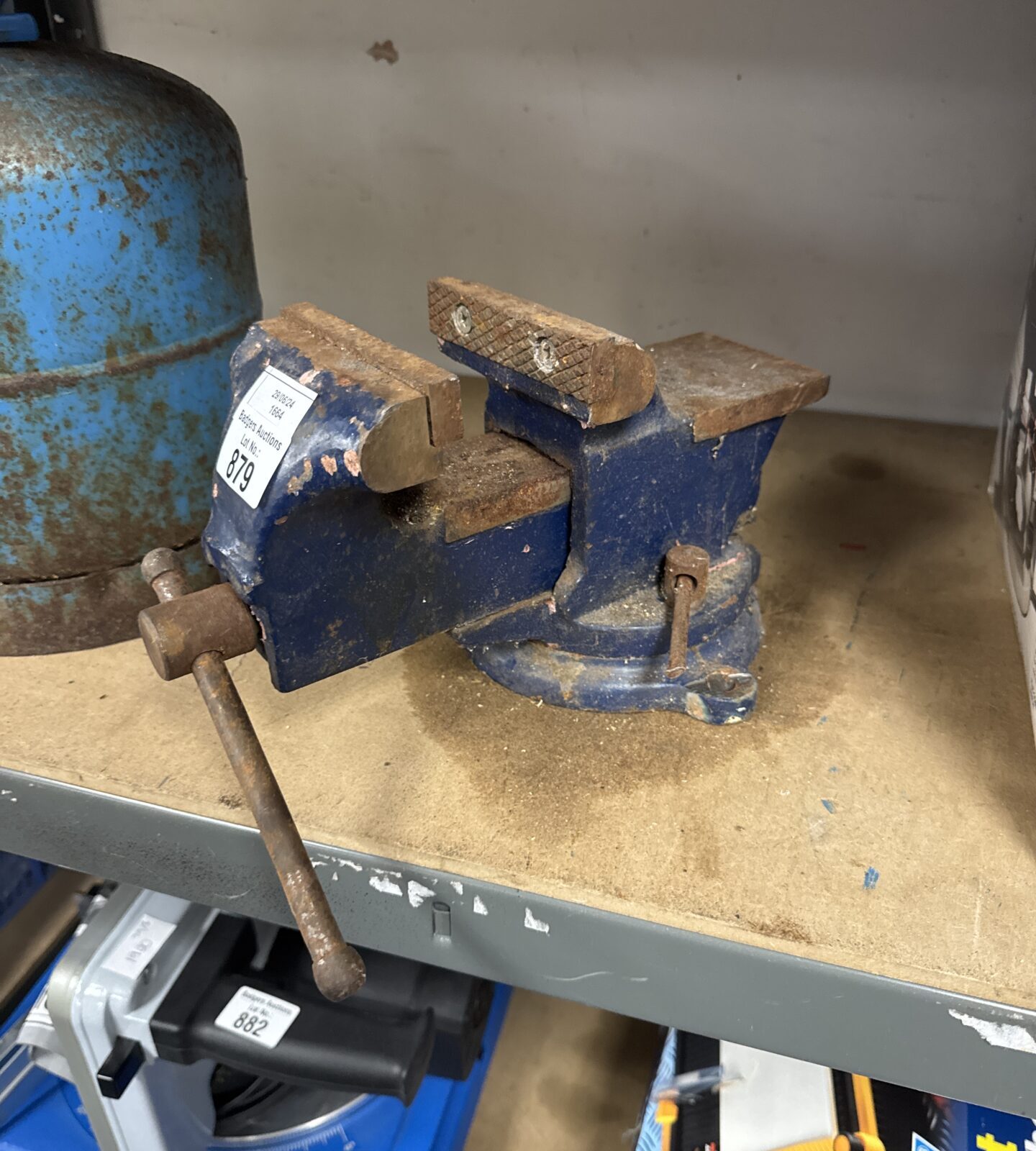 Medium sized bench vice