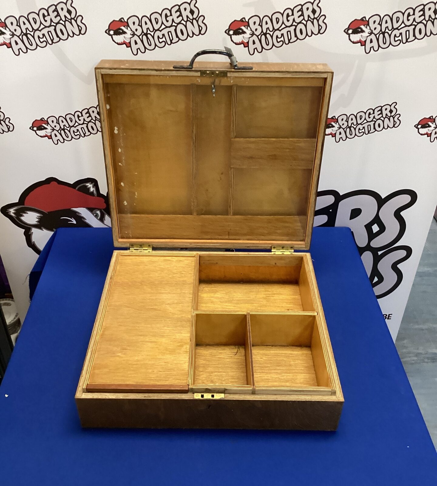 Vintage artists case with display