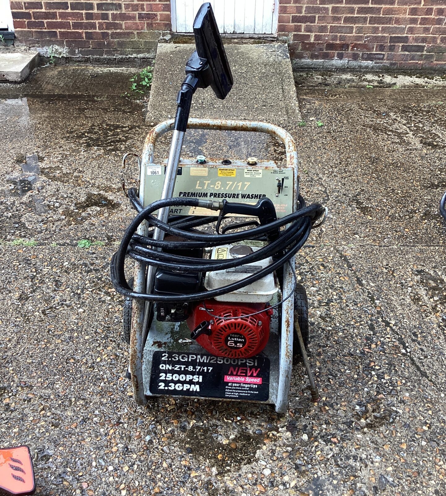 LT 8 Pressure Washer