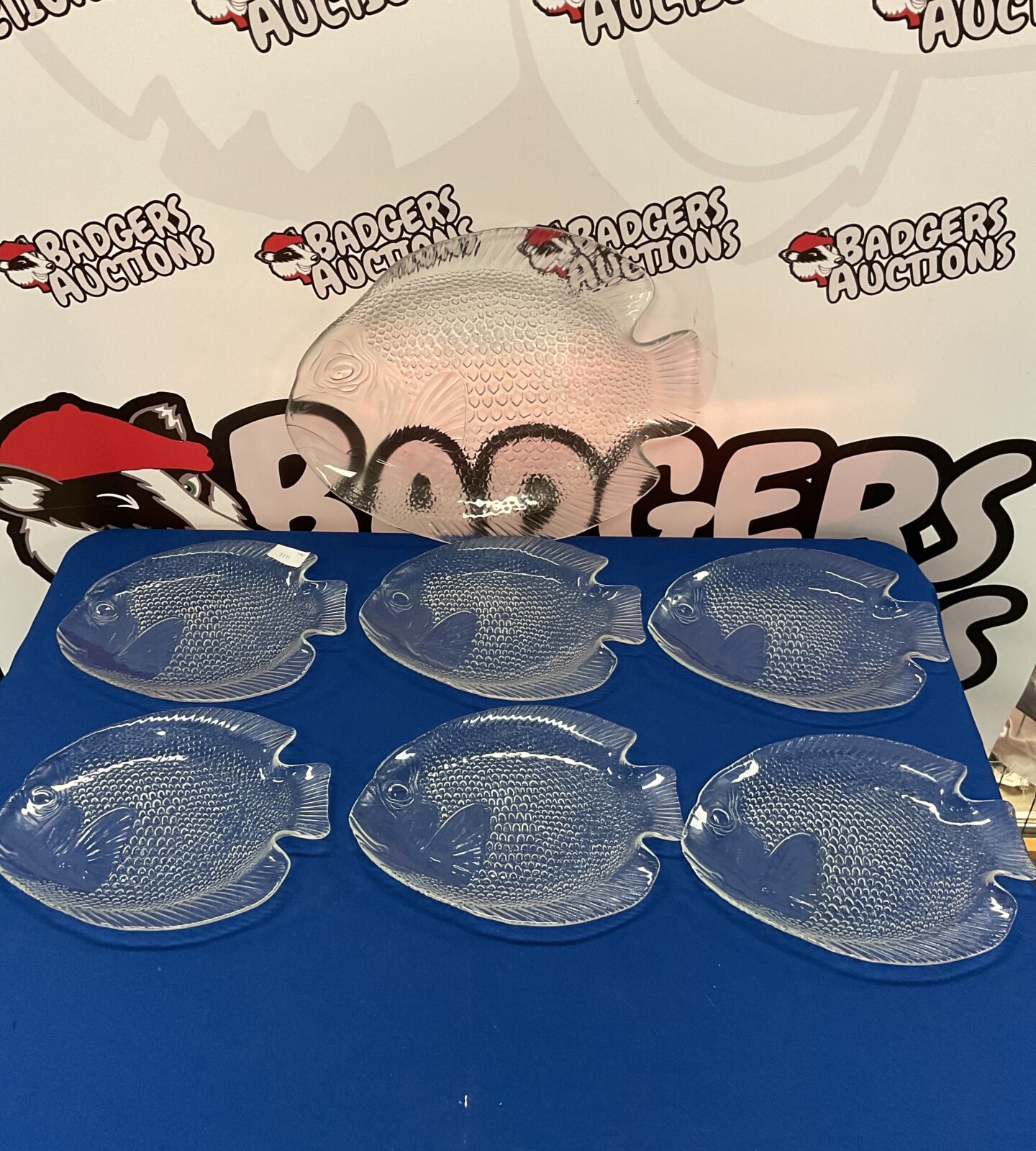 Set of 6 arcoroc glass fish plates & serving plate