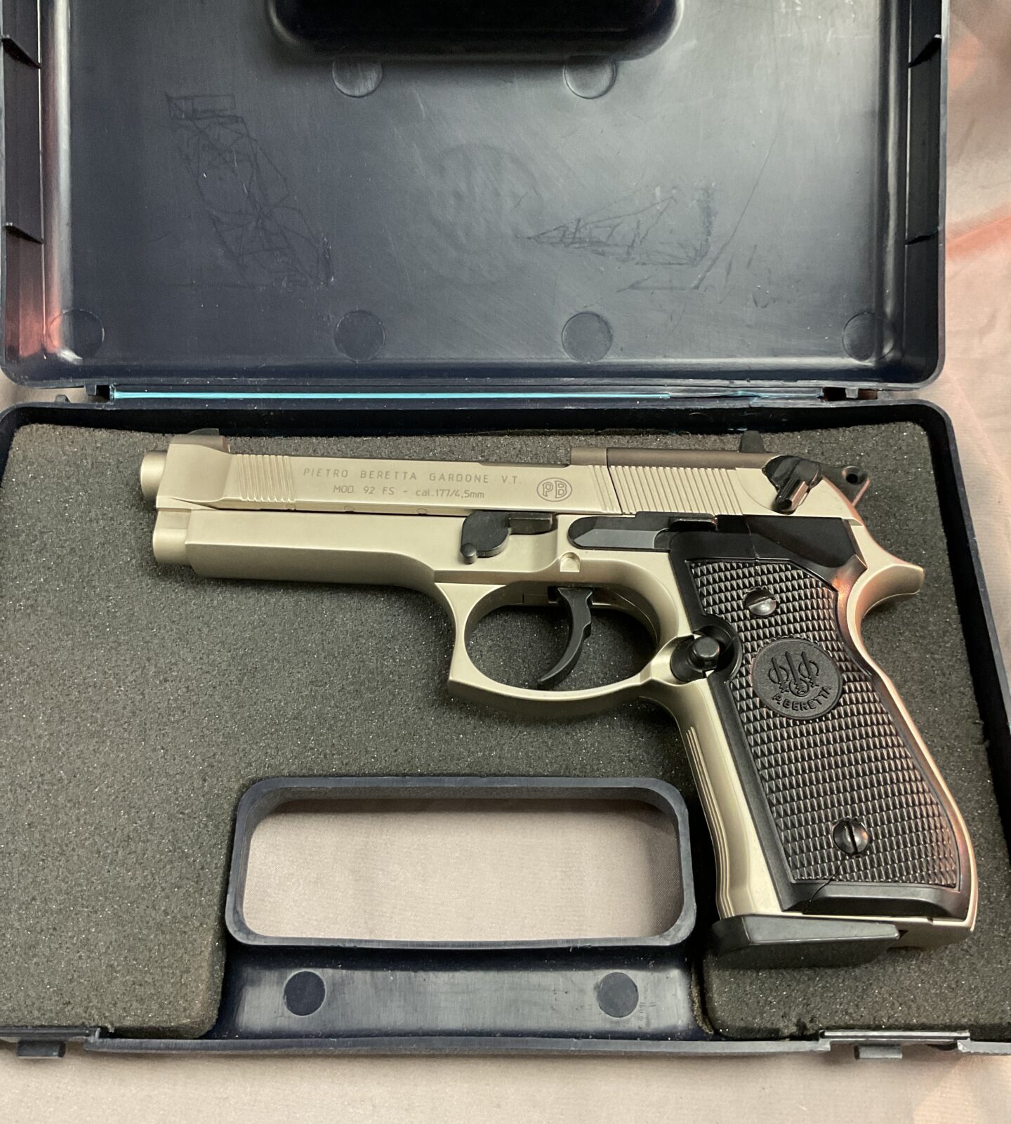 Umarex Beretta .177 Mod 92 fs co2 pistol in case
