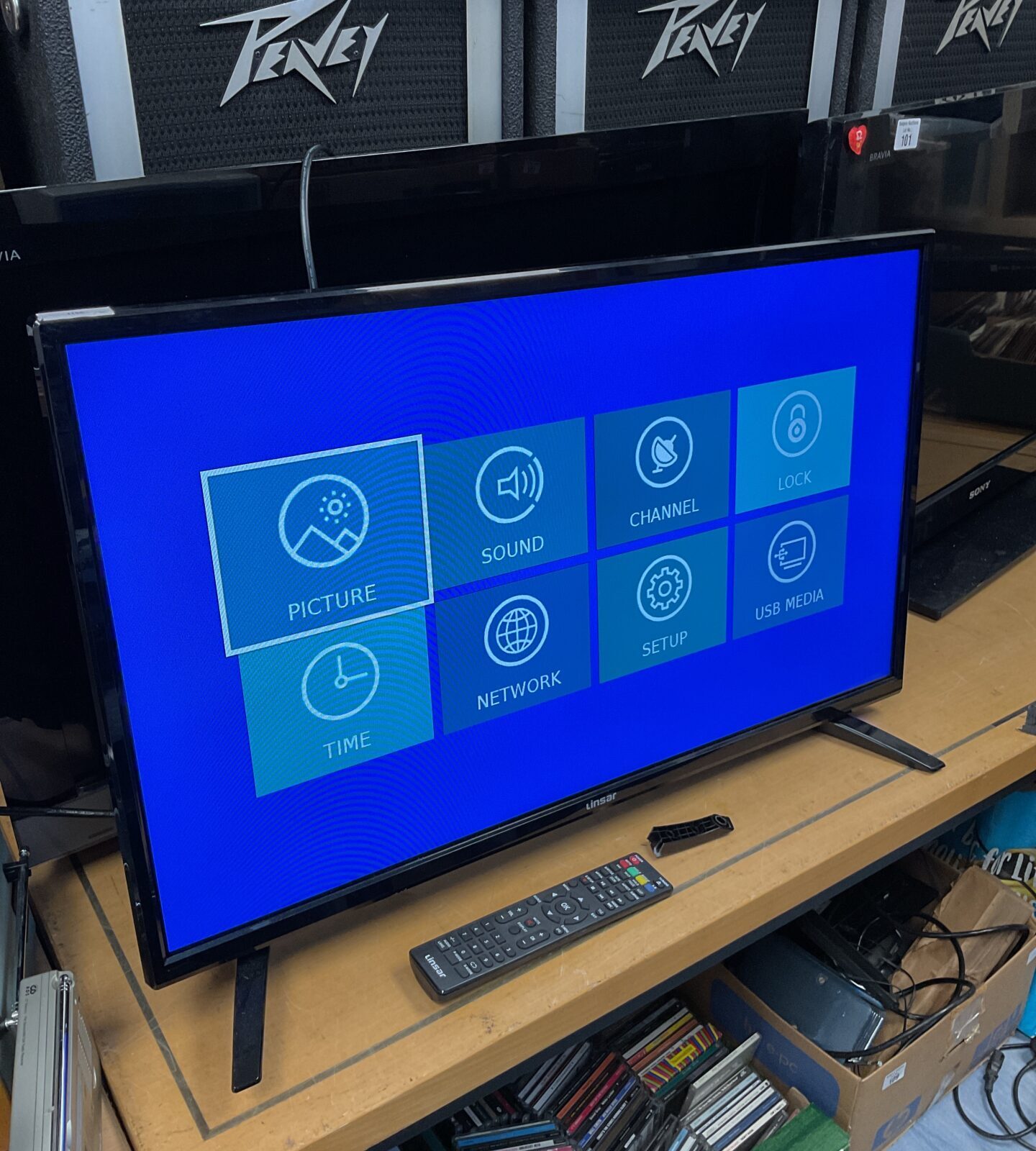 Linsar 32” hd tv workwith remote (leg needs fixing)