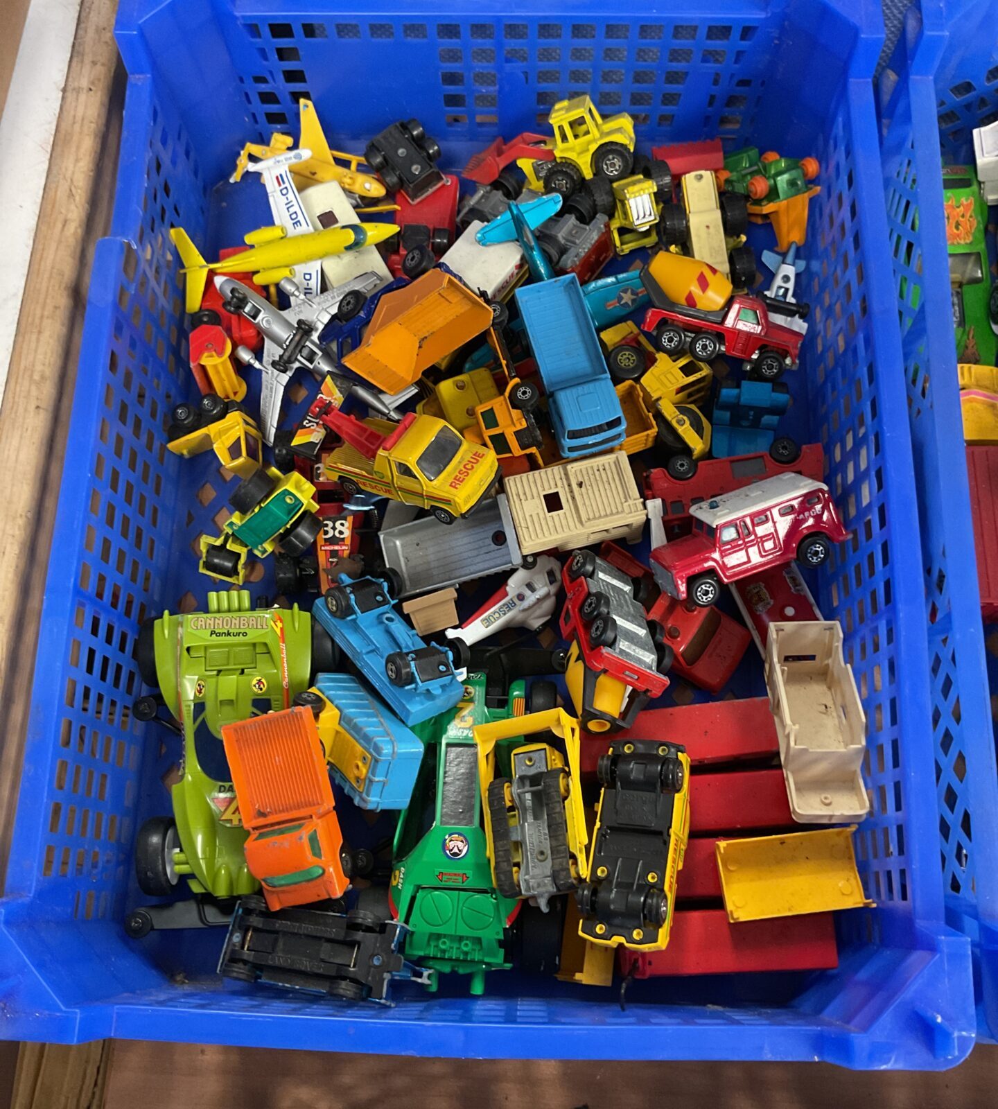 Tray of mixed diecast models inc matchbox, corgi and vintage