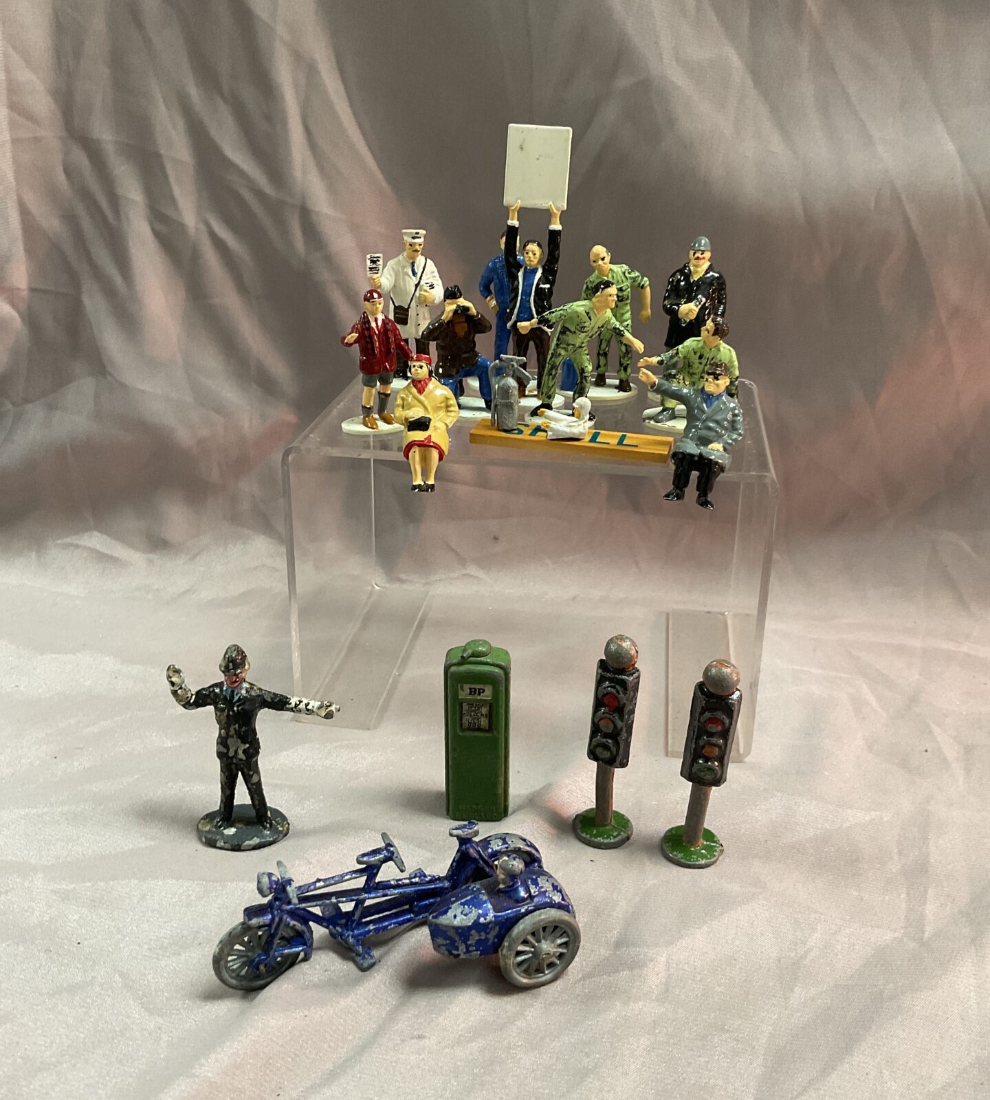 Tray mixed vintage scalextric figures and metal figures