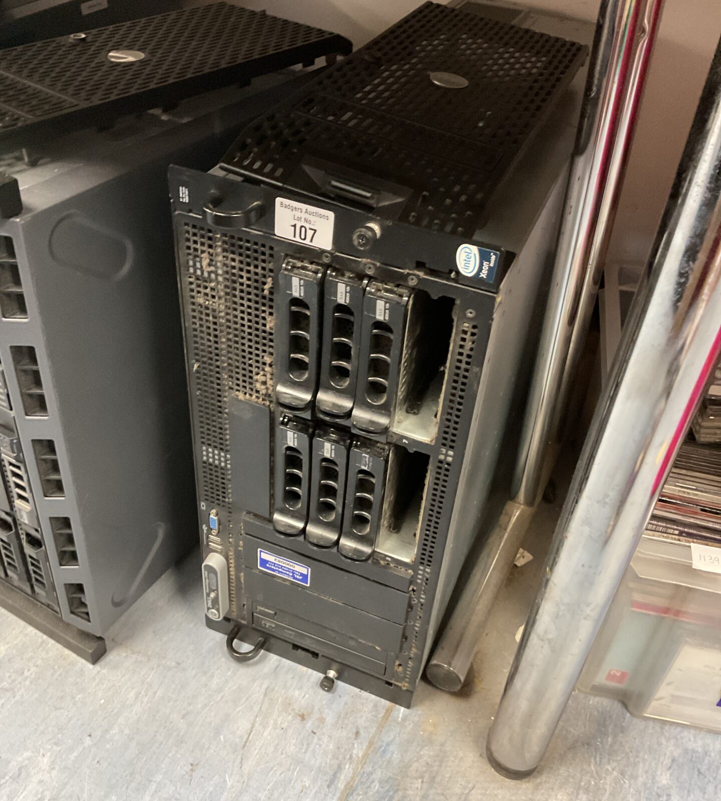 Dell power edge 2900 server with hard drives working