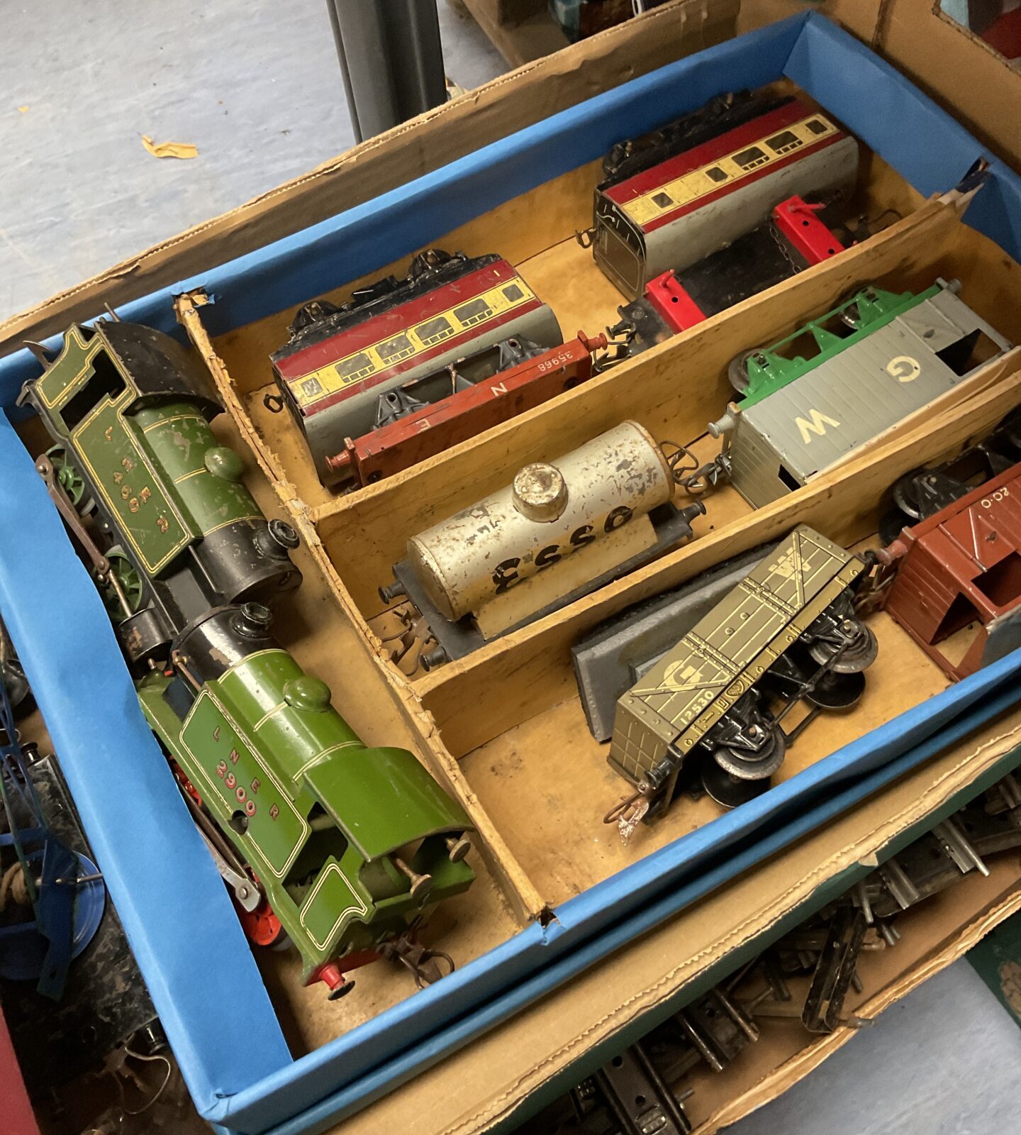 collection of six boxes of Vintage O gauge train sets with trains and rolling stock. - Image 6