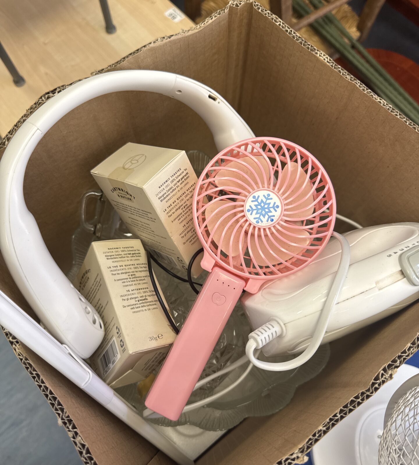 Box of assorted items inc personal fans & a status desk fan - Image 2