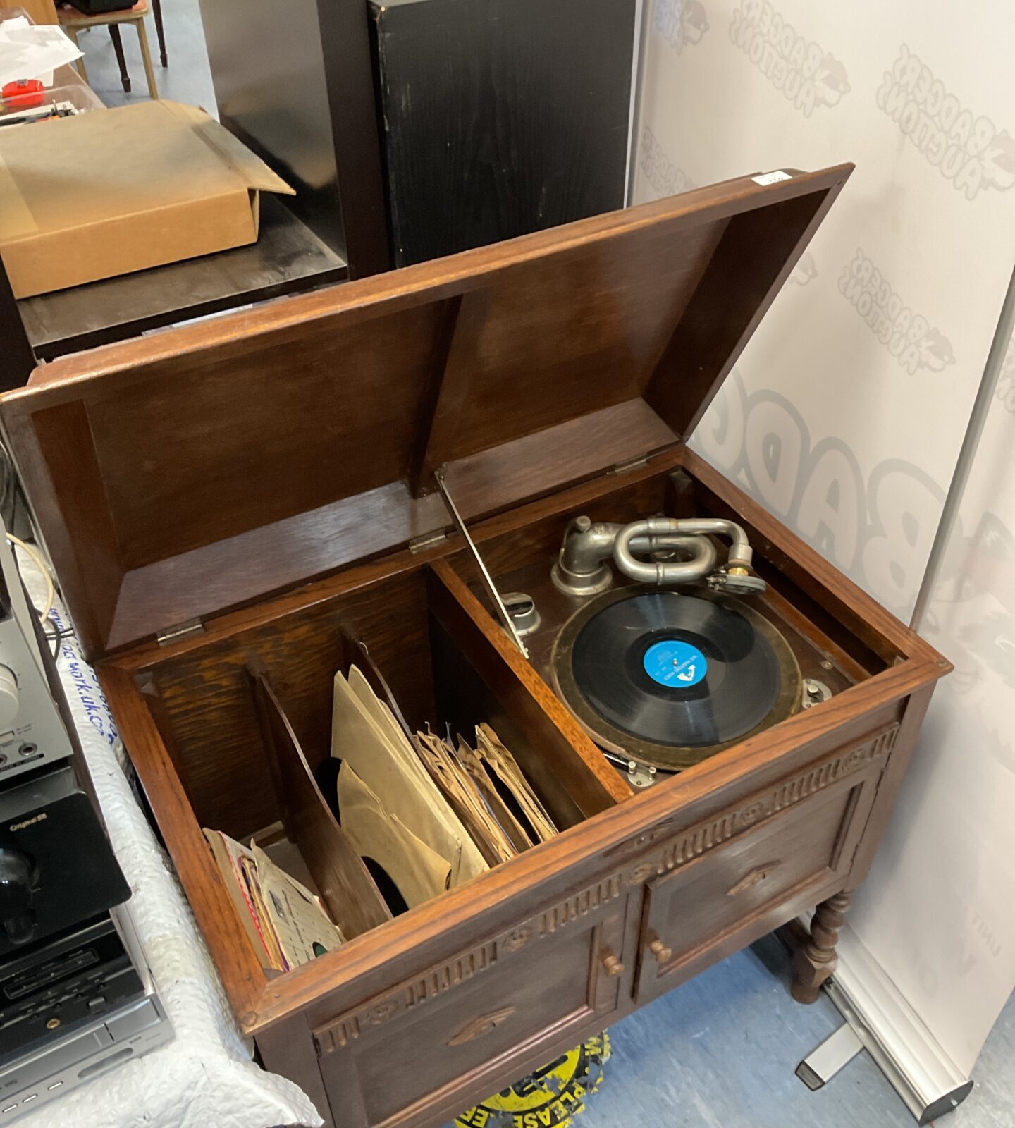 Vintage gilbert gramophone working