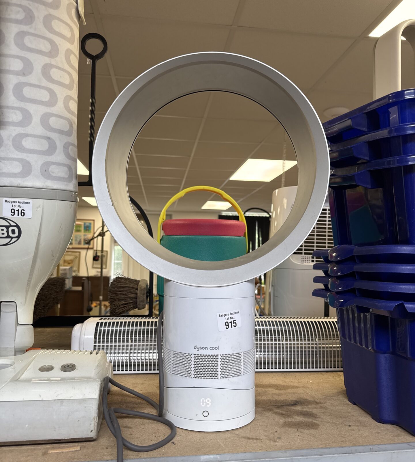Dyson cool bladeless fan - powers on