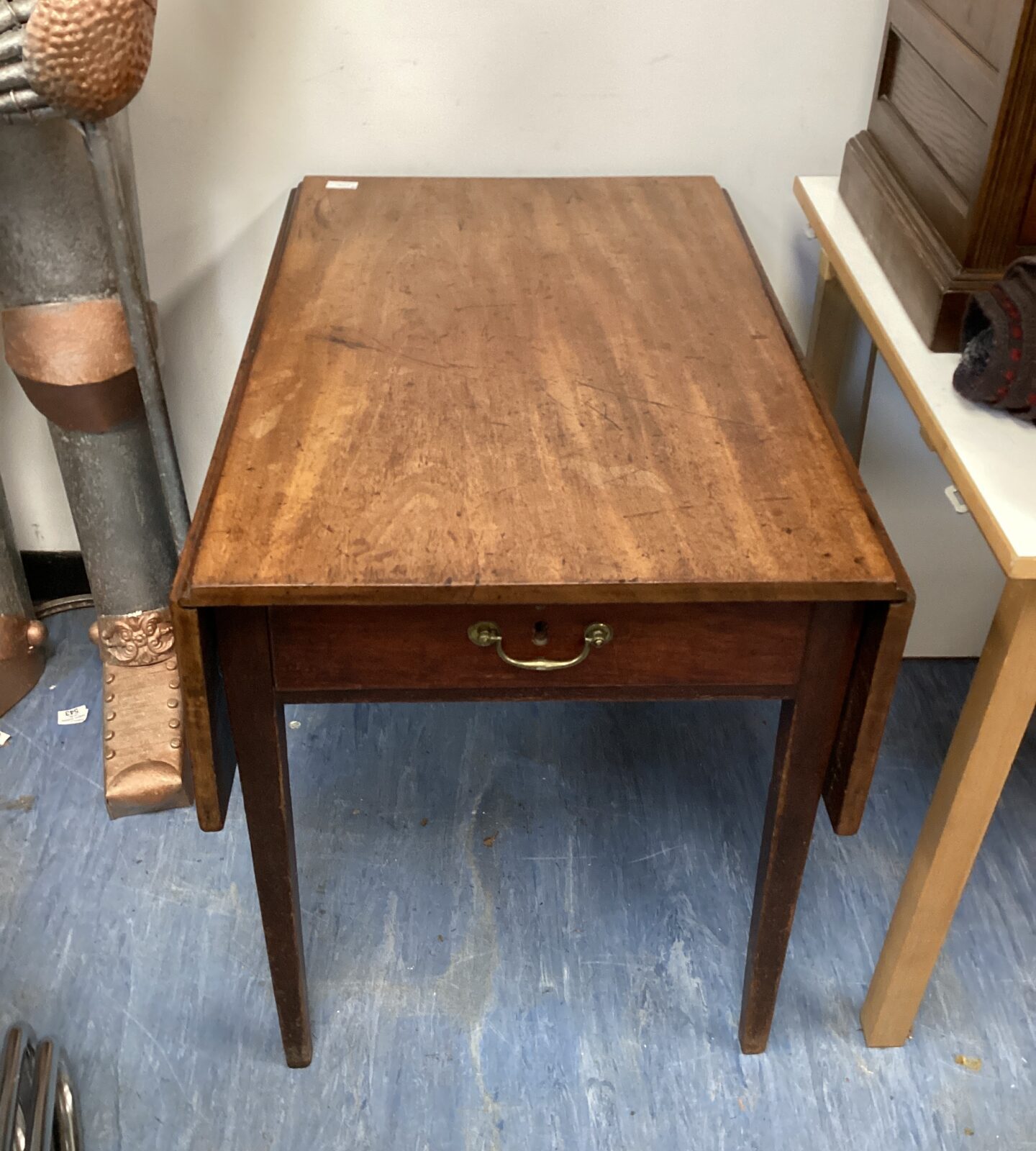 Antique Hepplewhite mahogany Pembroke table