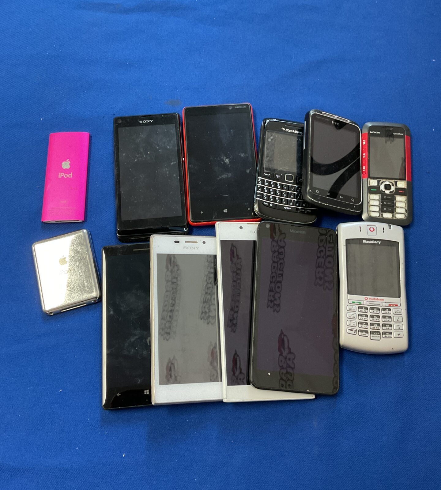Bundle of mobile phones & apple ipods