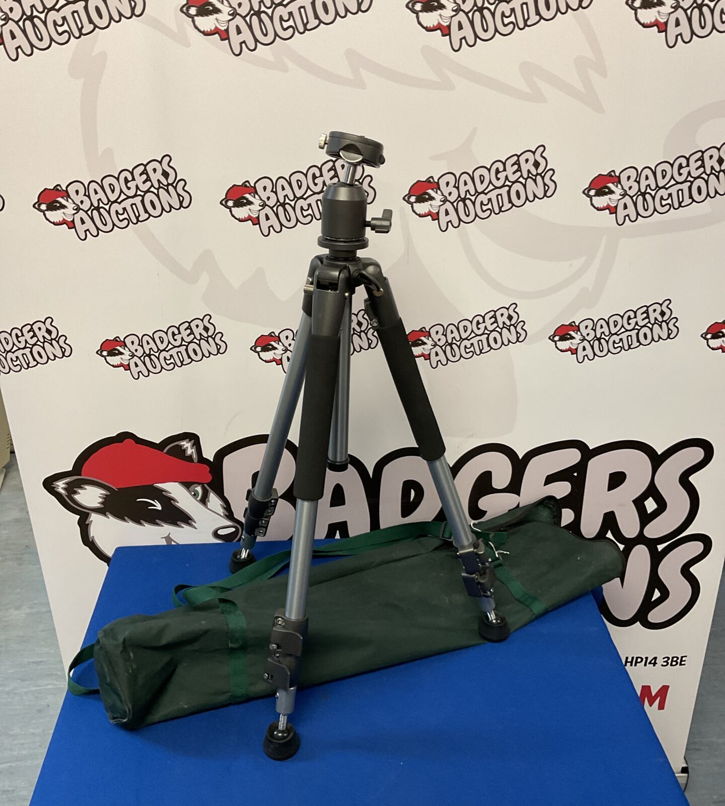 Heavy duty camera tripod