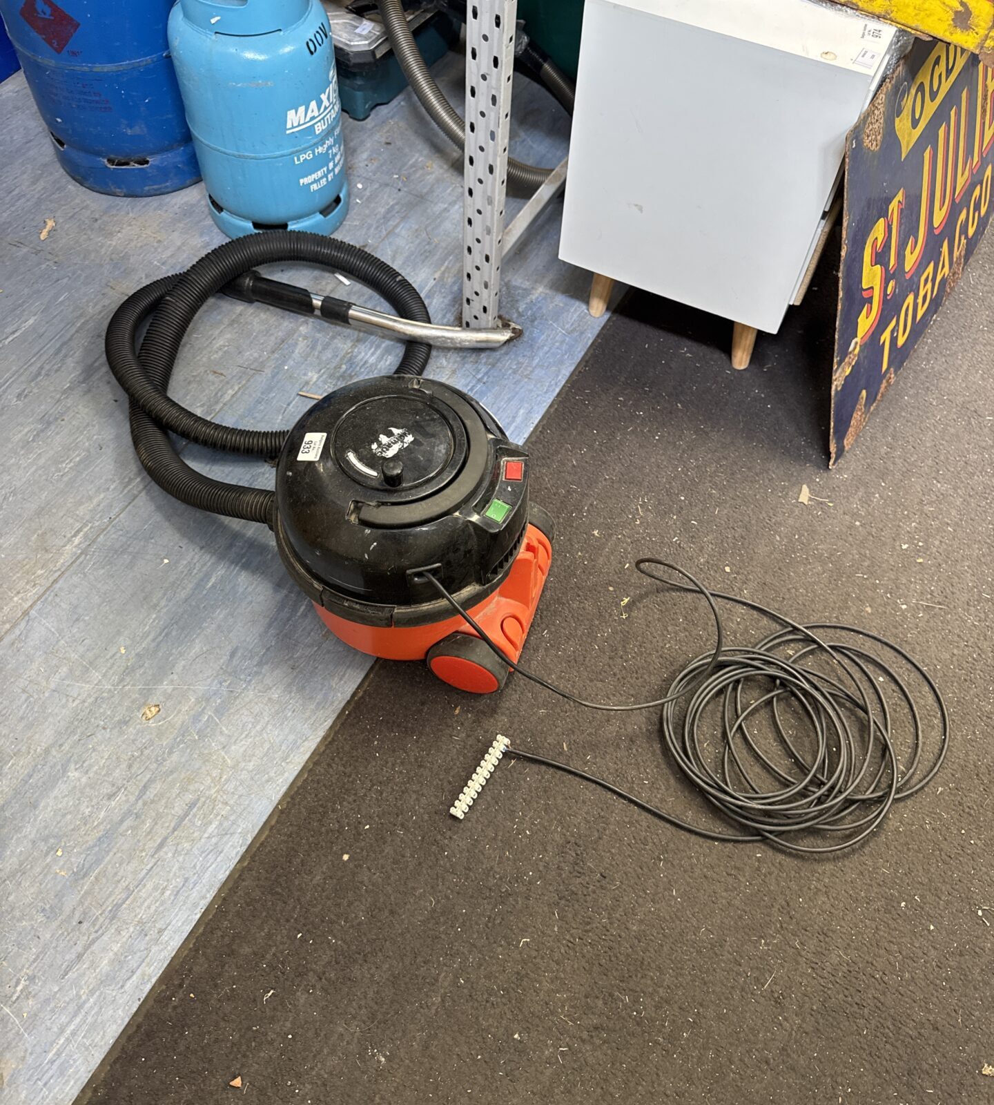 Henry hoover - untested, has block connector attached to end of cable?